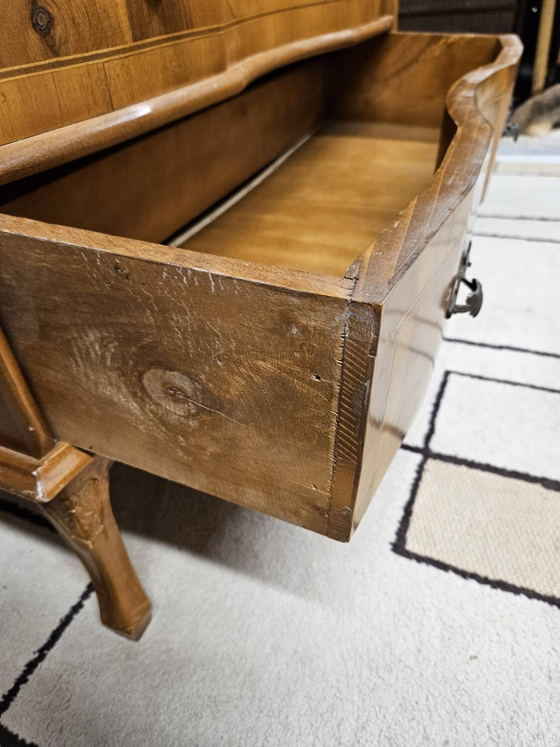 Scrétaire commode galbé marqueté