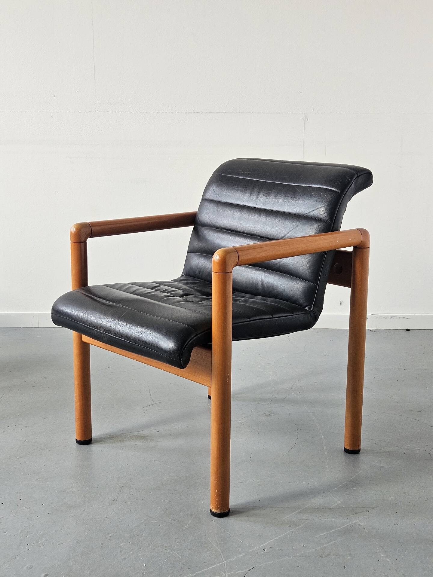 Pair of vintage Flototto armchairs in leather and wood, 1980s.