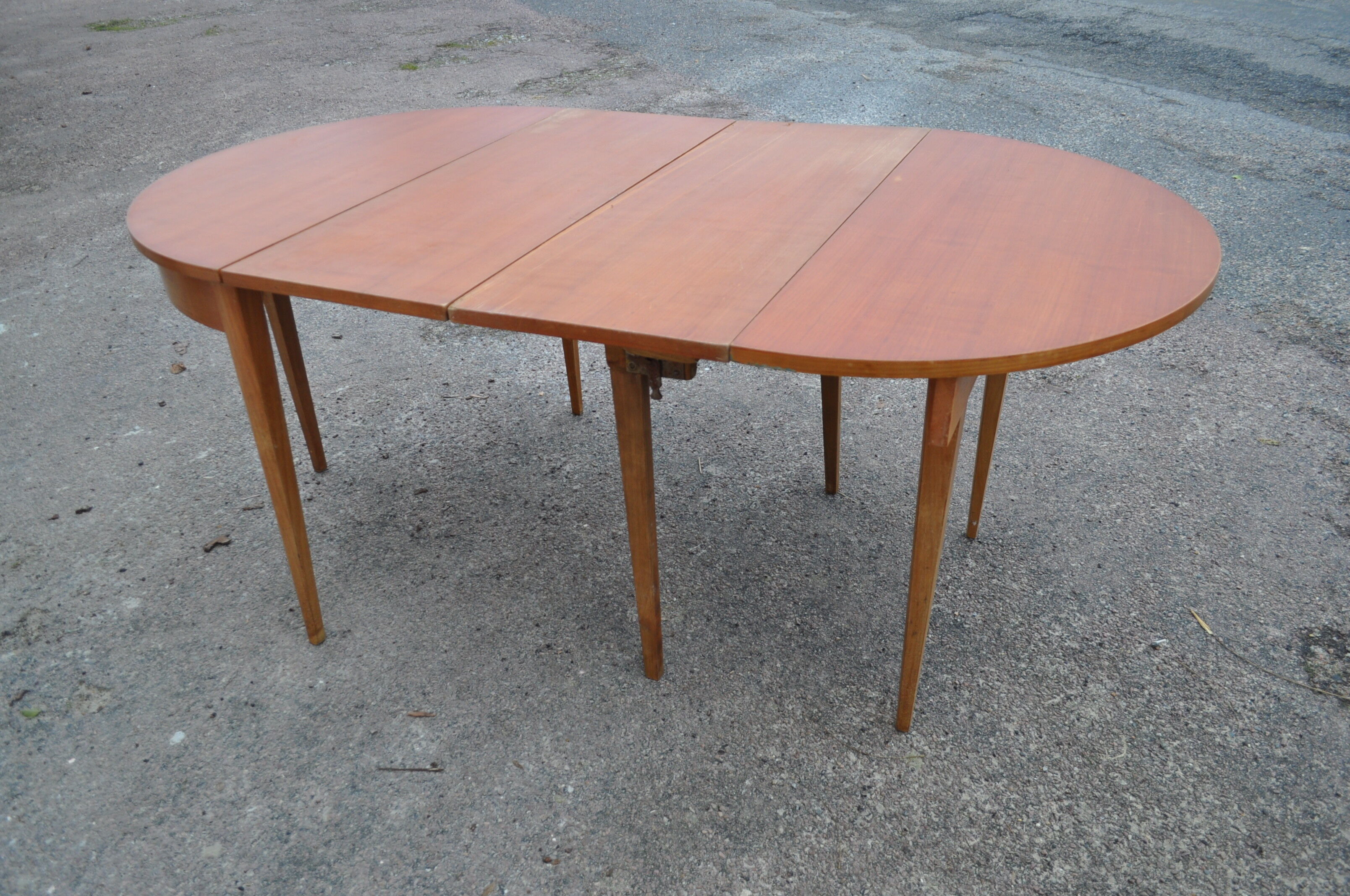 Modular scandinavian table