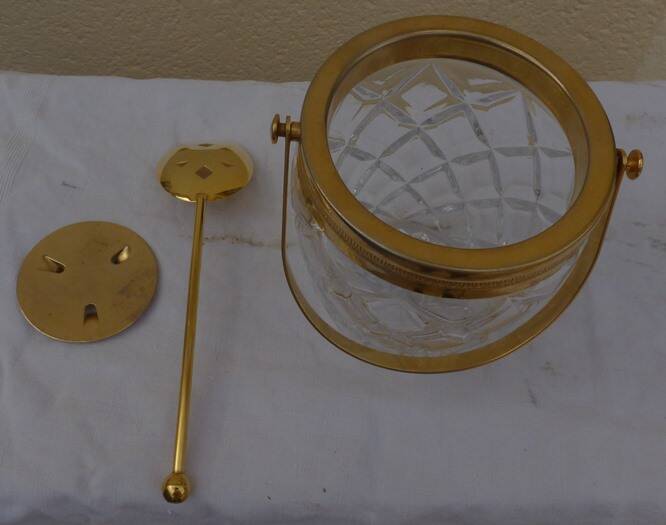 Glass and gold metal ice bucket with its gold metal spoon - Very good condition