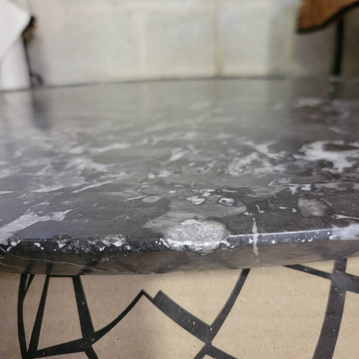 Round table / pedestal table in marble top, Empire period
