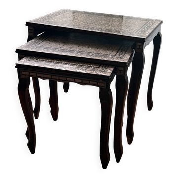 Ensemble de 3 tables gigognes en bois et nacre, style damascène