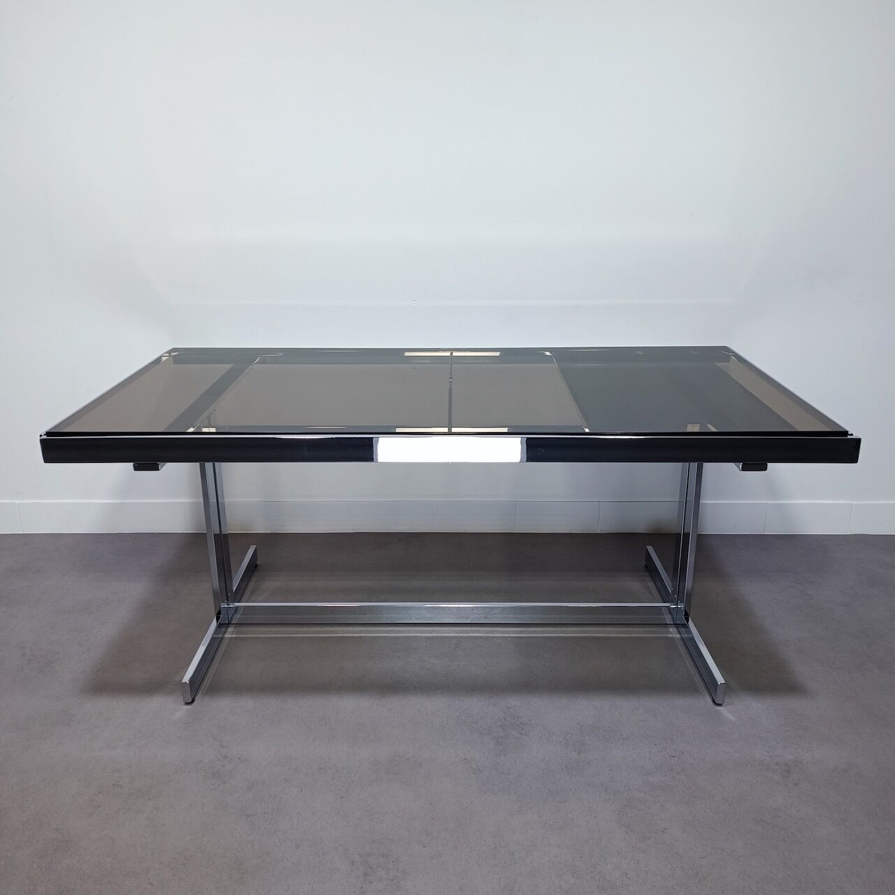 Extendable chrome dining table