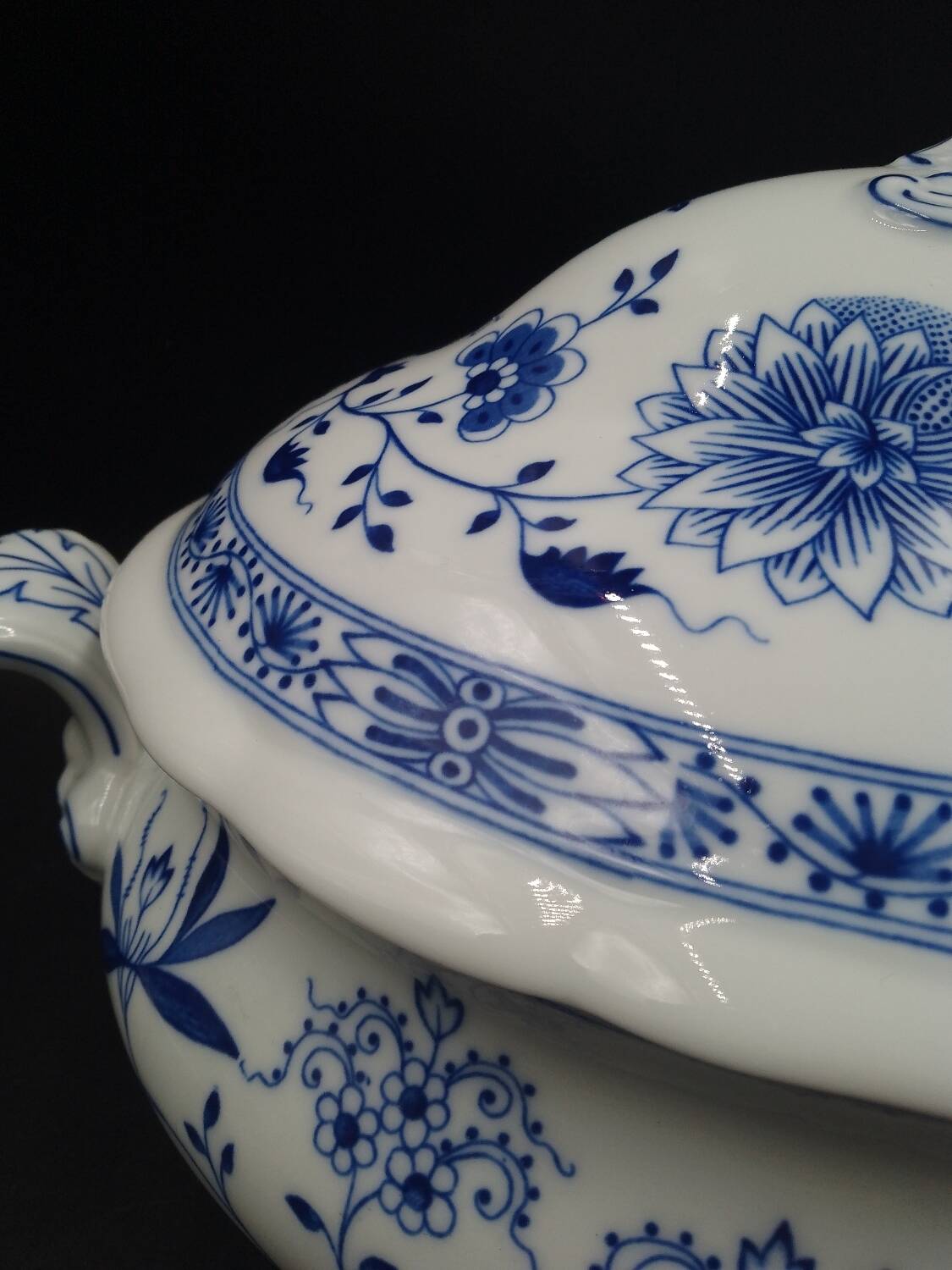 Soup Tureen with Lid Hutschenreuther Blue Onion Decor Porcelain, 3.5 L circa 1930 Made in Germany