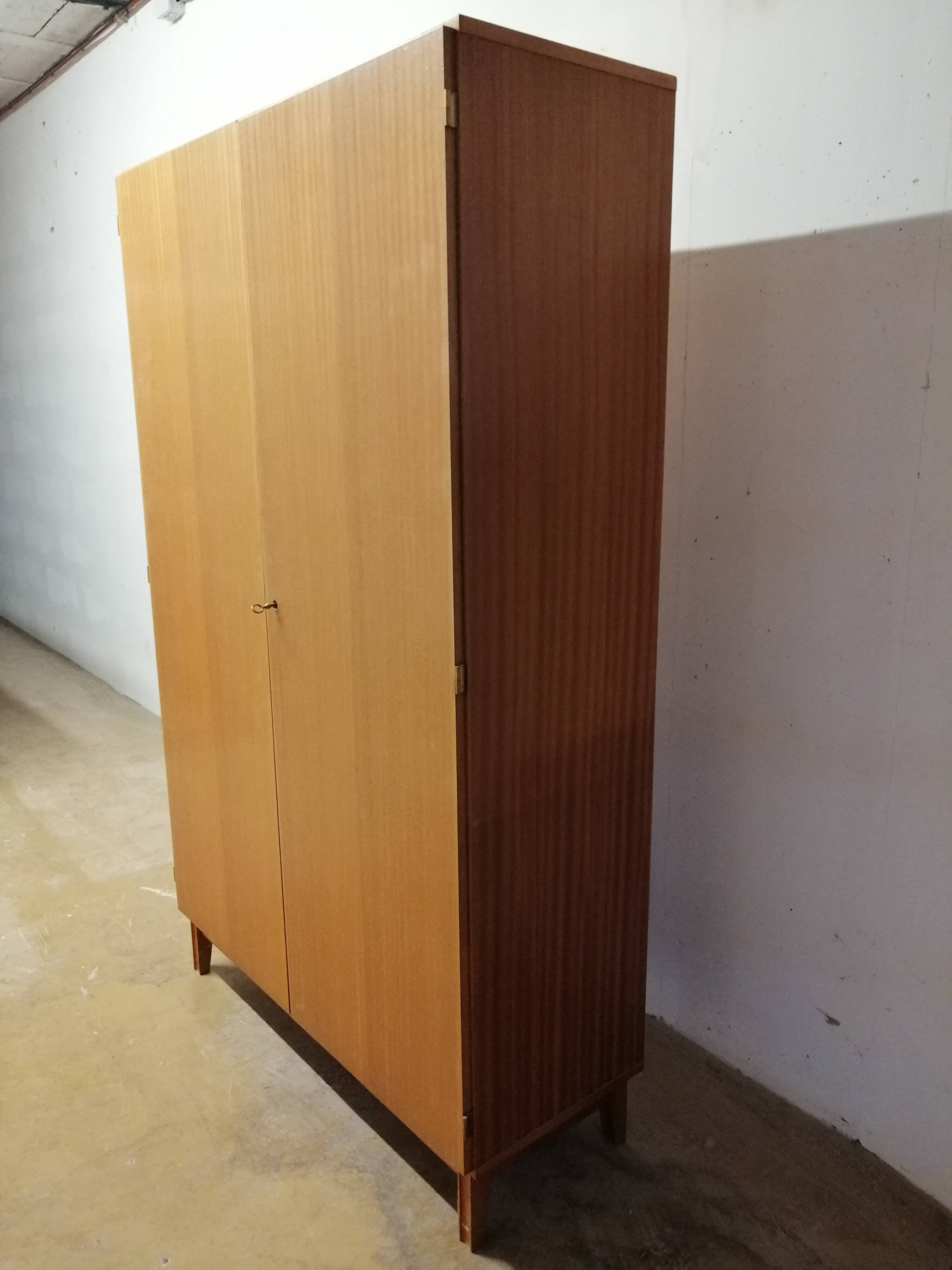 Armoire vintage pieds compas