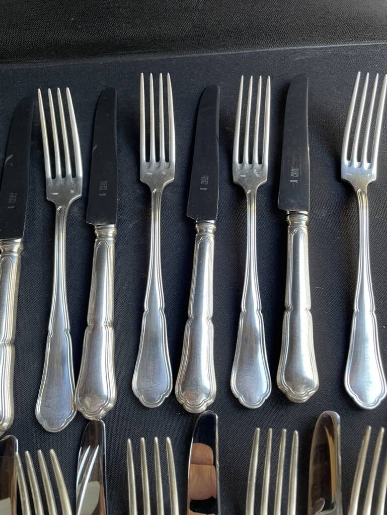 12 Forks and 12 cheese or dessert knives – Orfèvrerie Perrin Paris