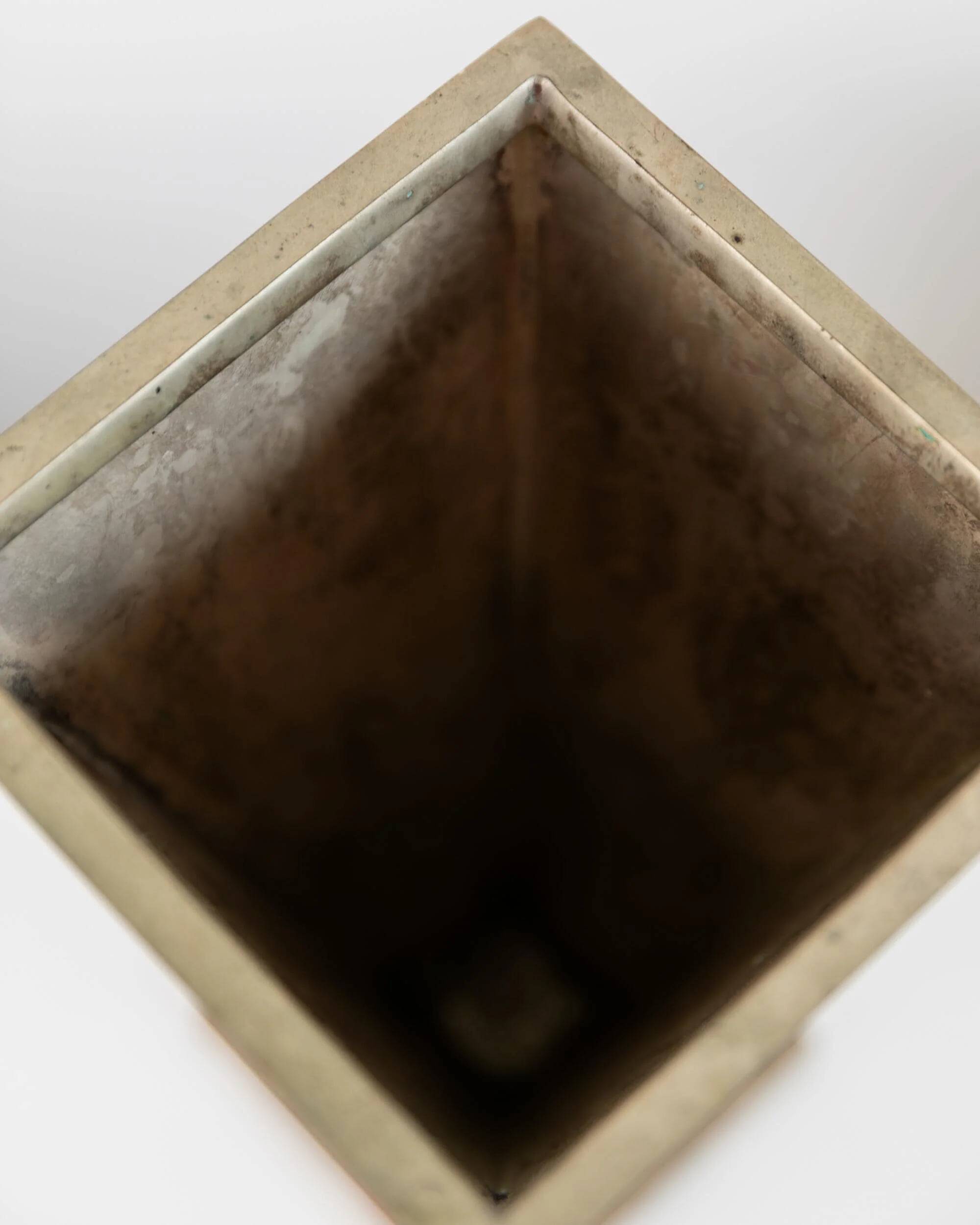 Vase pyramidal vintage en métal argenté des années 1980