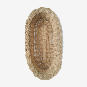 Oval wicker basket with braided edges