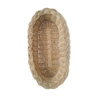 Oval wicker basket with braided edges