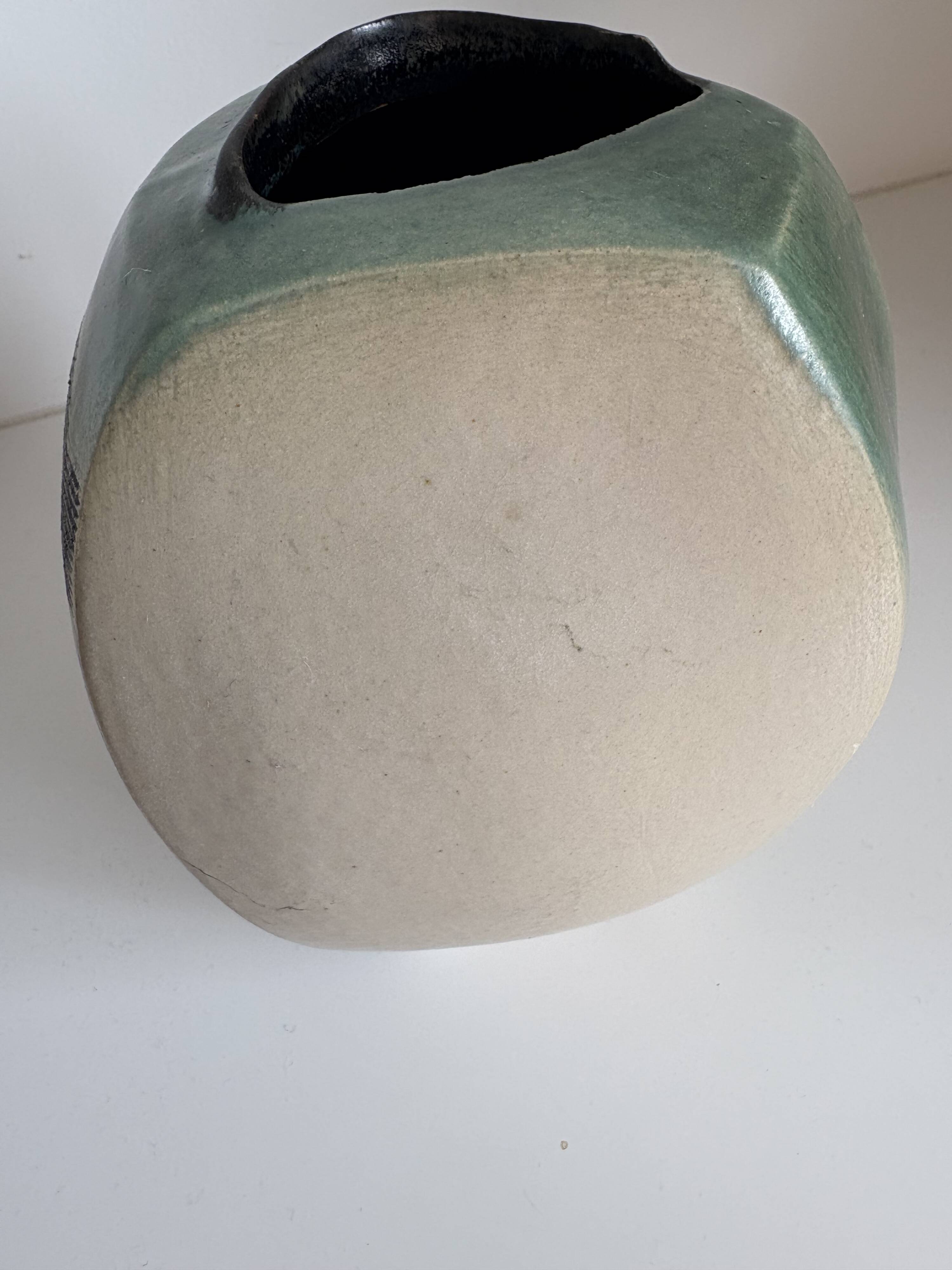 Vase céramique émaillée signé