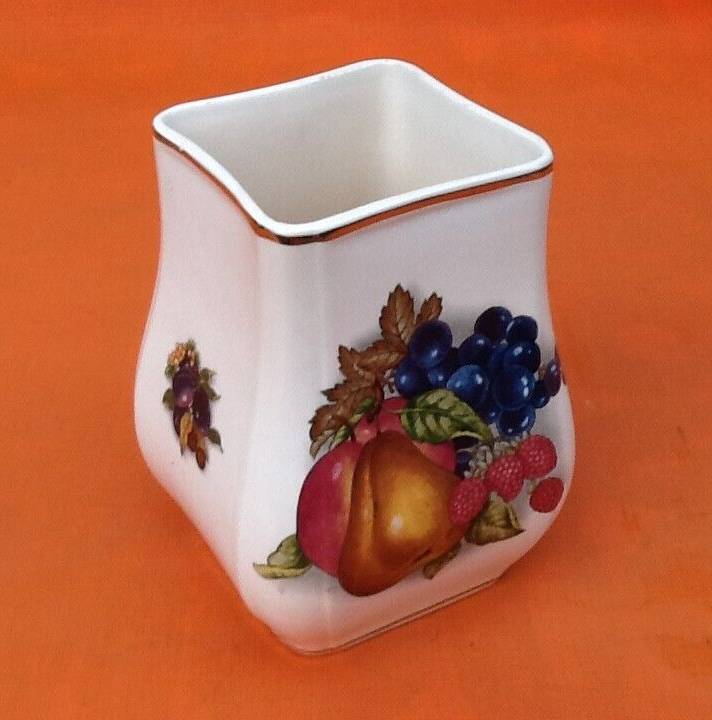 Polychrome ceramic vase fruit decoration (apples, grapes, pears...)