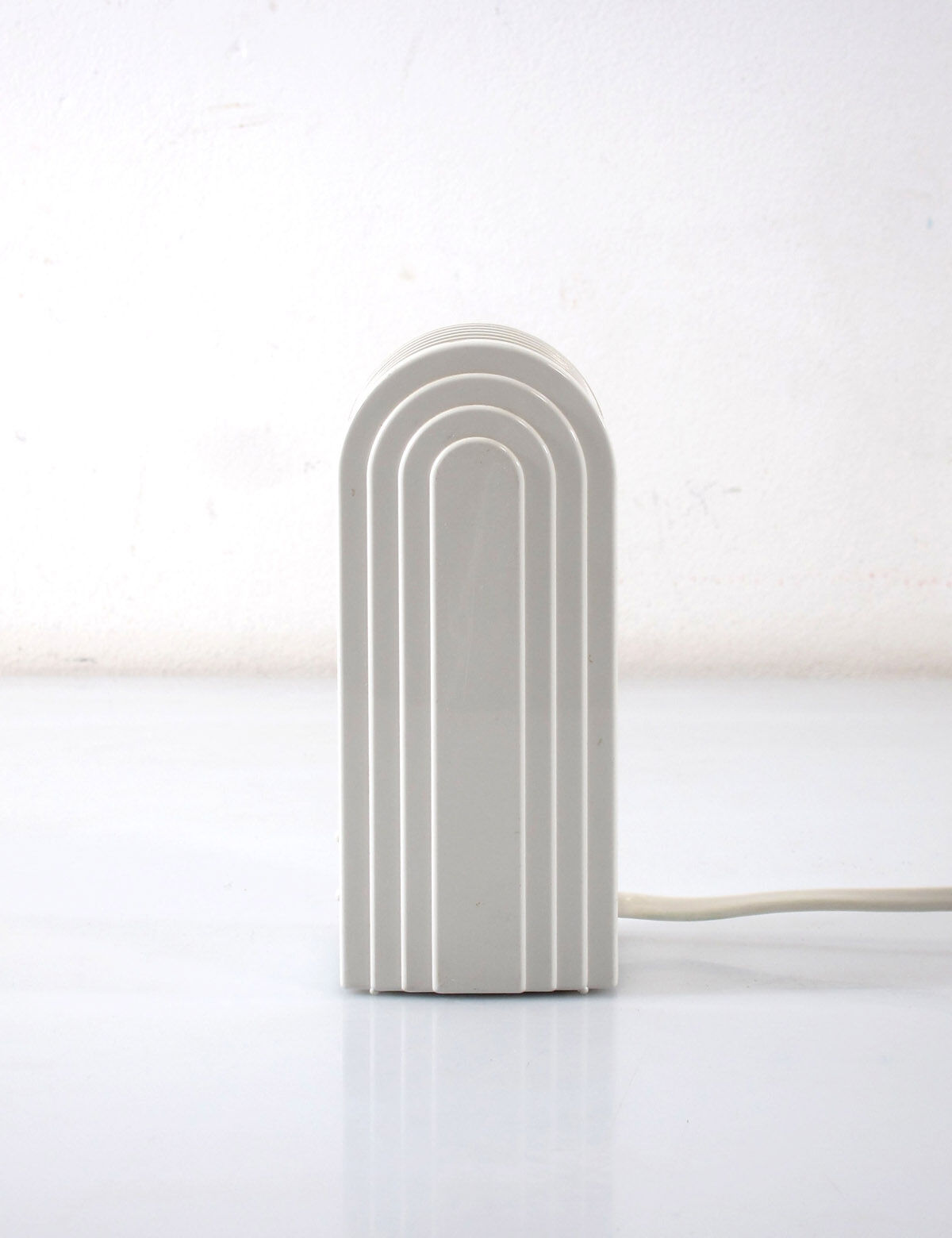 Lumiance 80s vintage white minimal table lamp by Chris Hiemstra