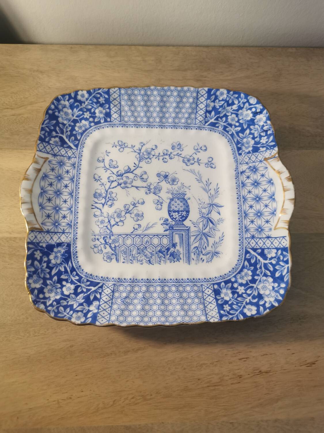 Plate with phosphatic porcelain decoration