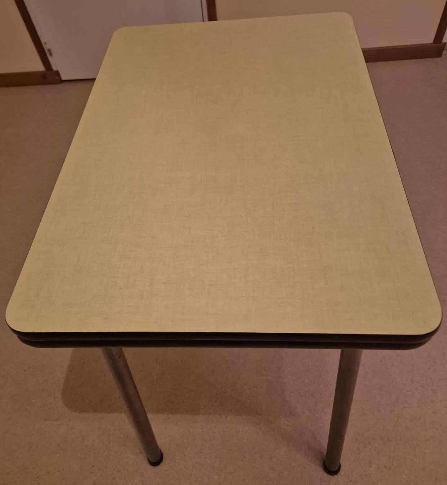 Table année 1960 en formica jaune