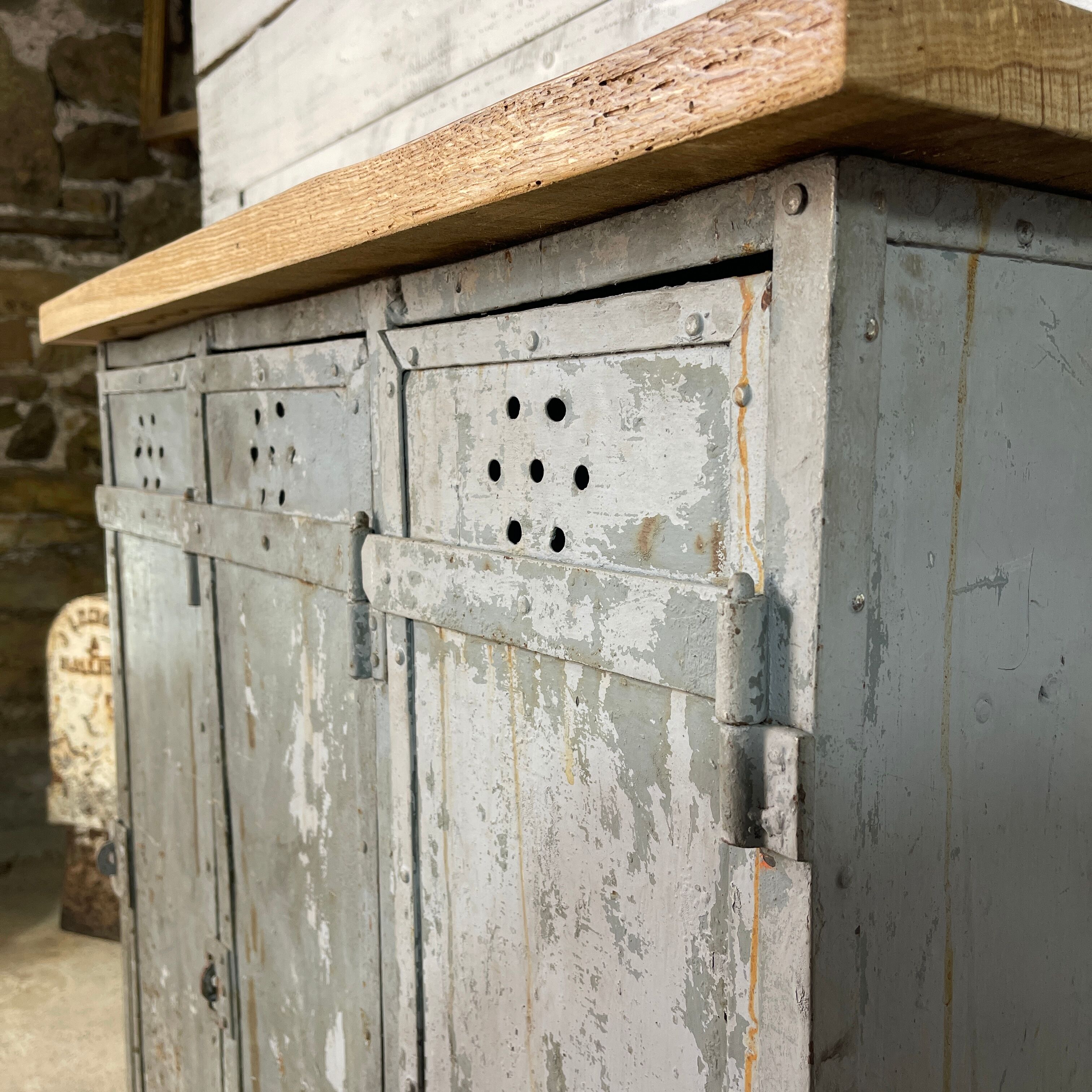 Buffet cloakroom 3 doors