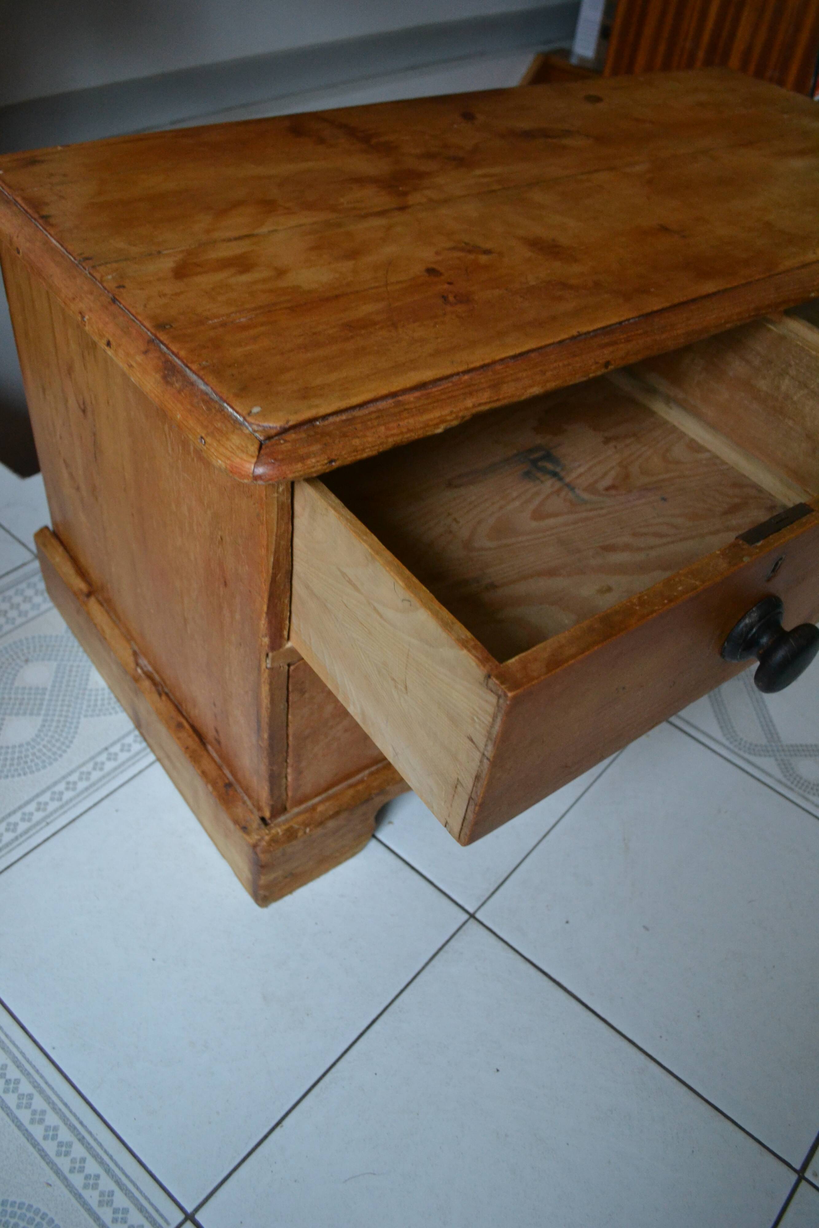 Commode style anglais en pin