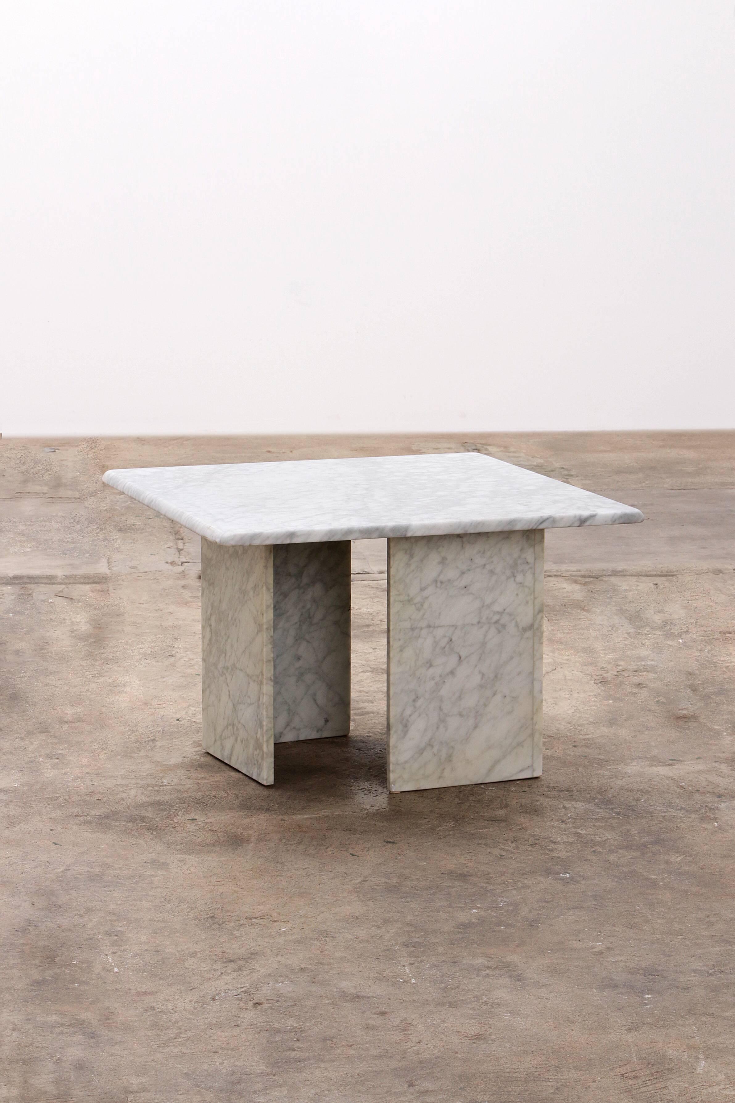Italian Marble coffee table, timeless design from the 1970s