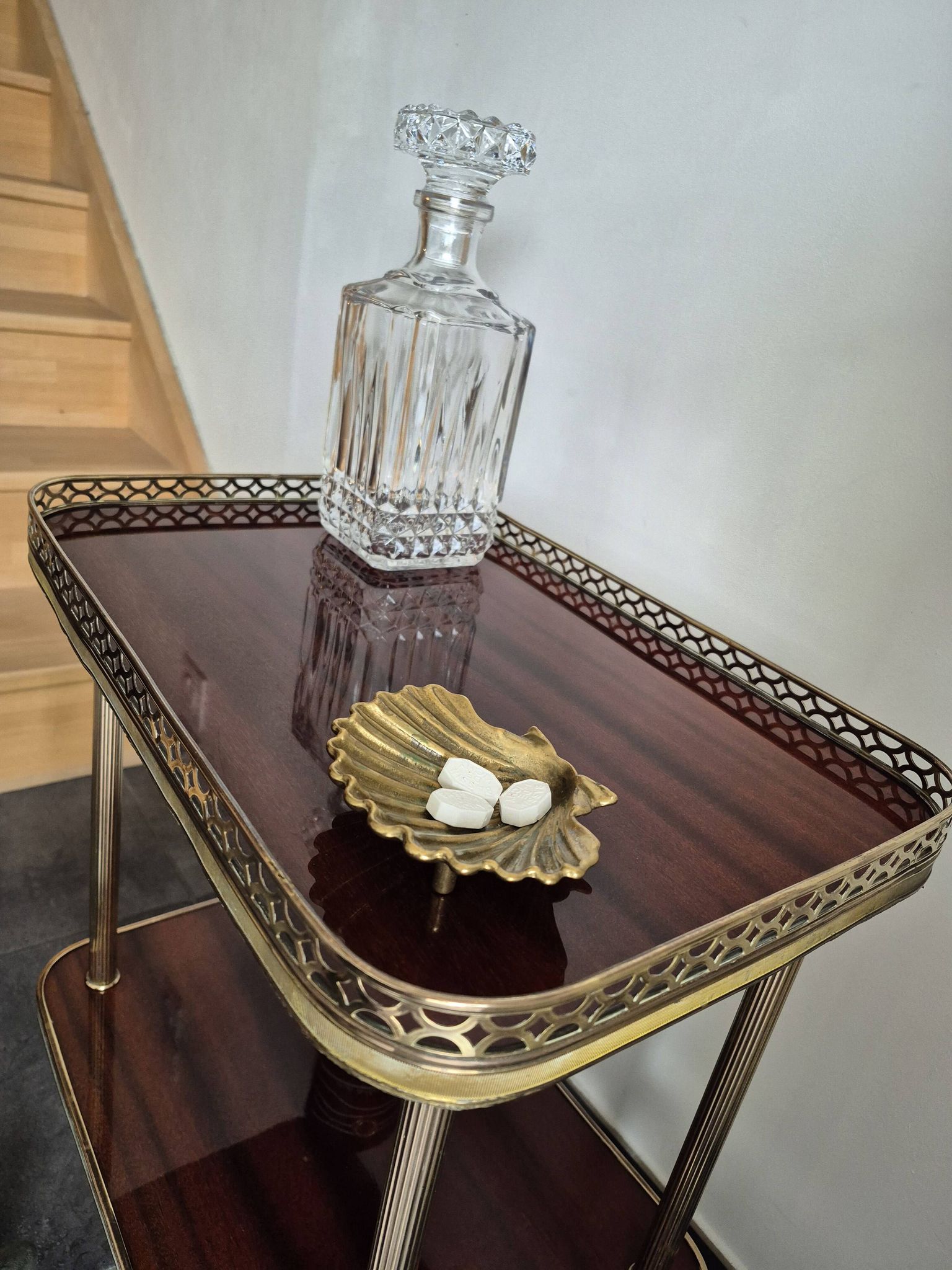 Desserte / Petite table d'appoint plaquage acajou et laiton mid century