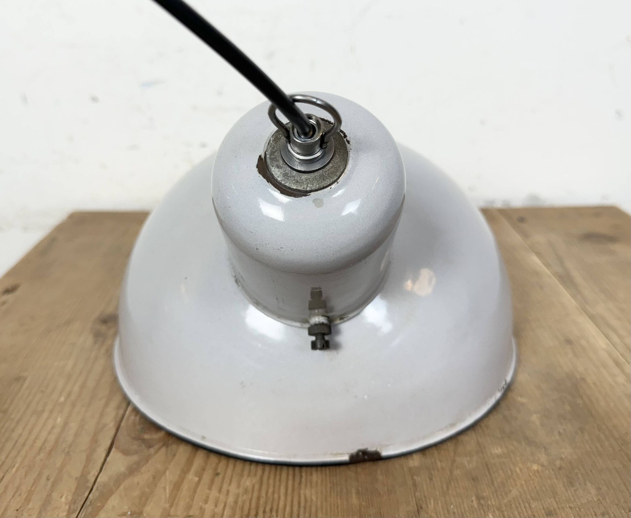 Lampe à suspension industrielle en émail gris, années 1960