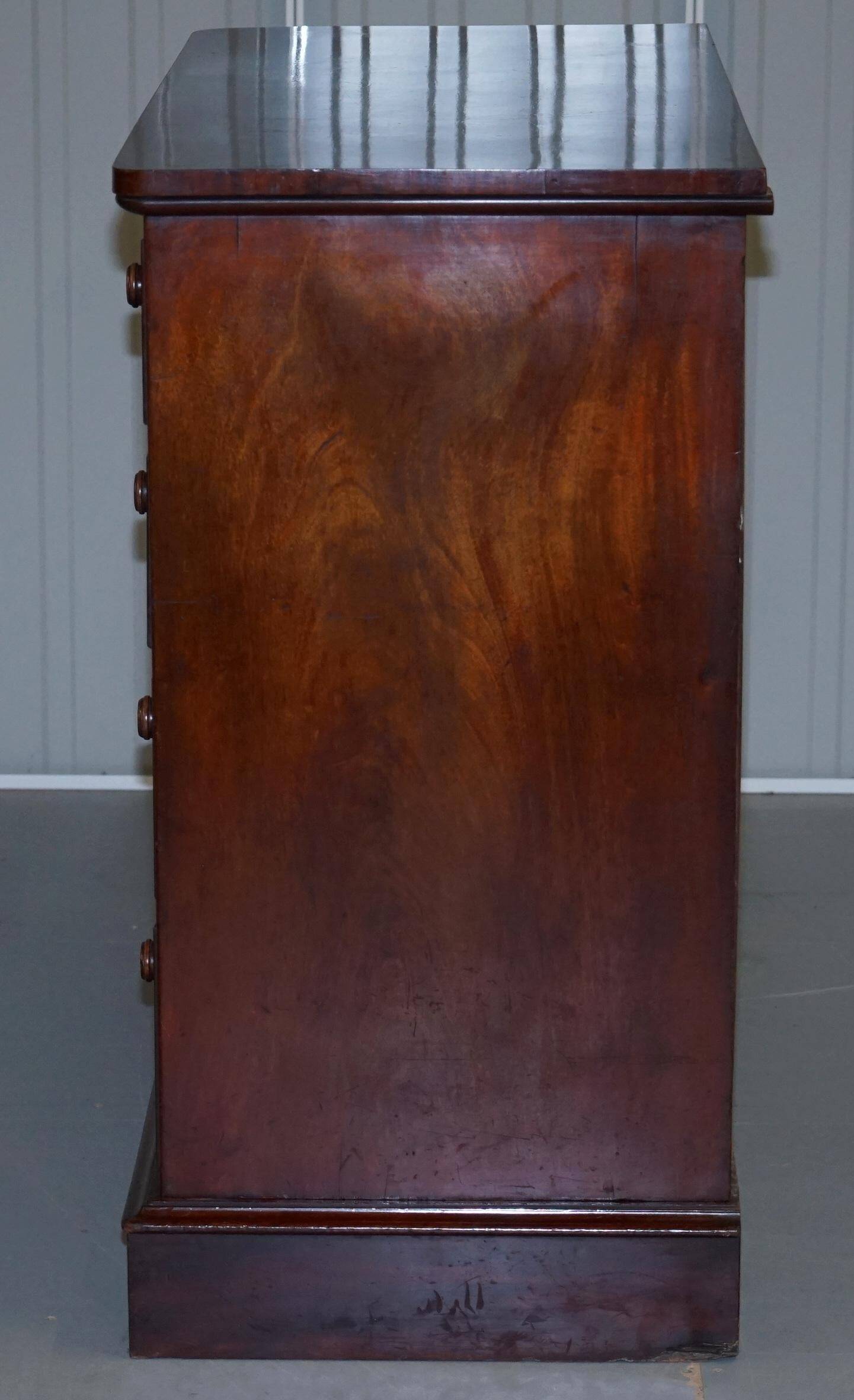 Commode circa 1760 Thomas Wilson in hardwood.