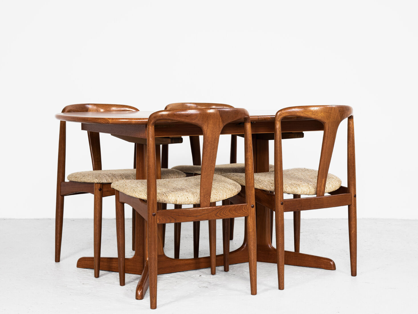 Table ovale danoise en teck avec 2 extensions