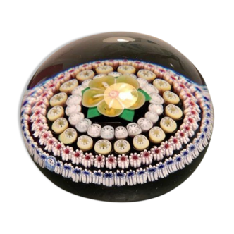 Paperweight Baccarat yellow flowers and pearls 1980