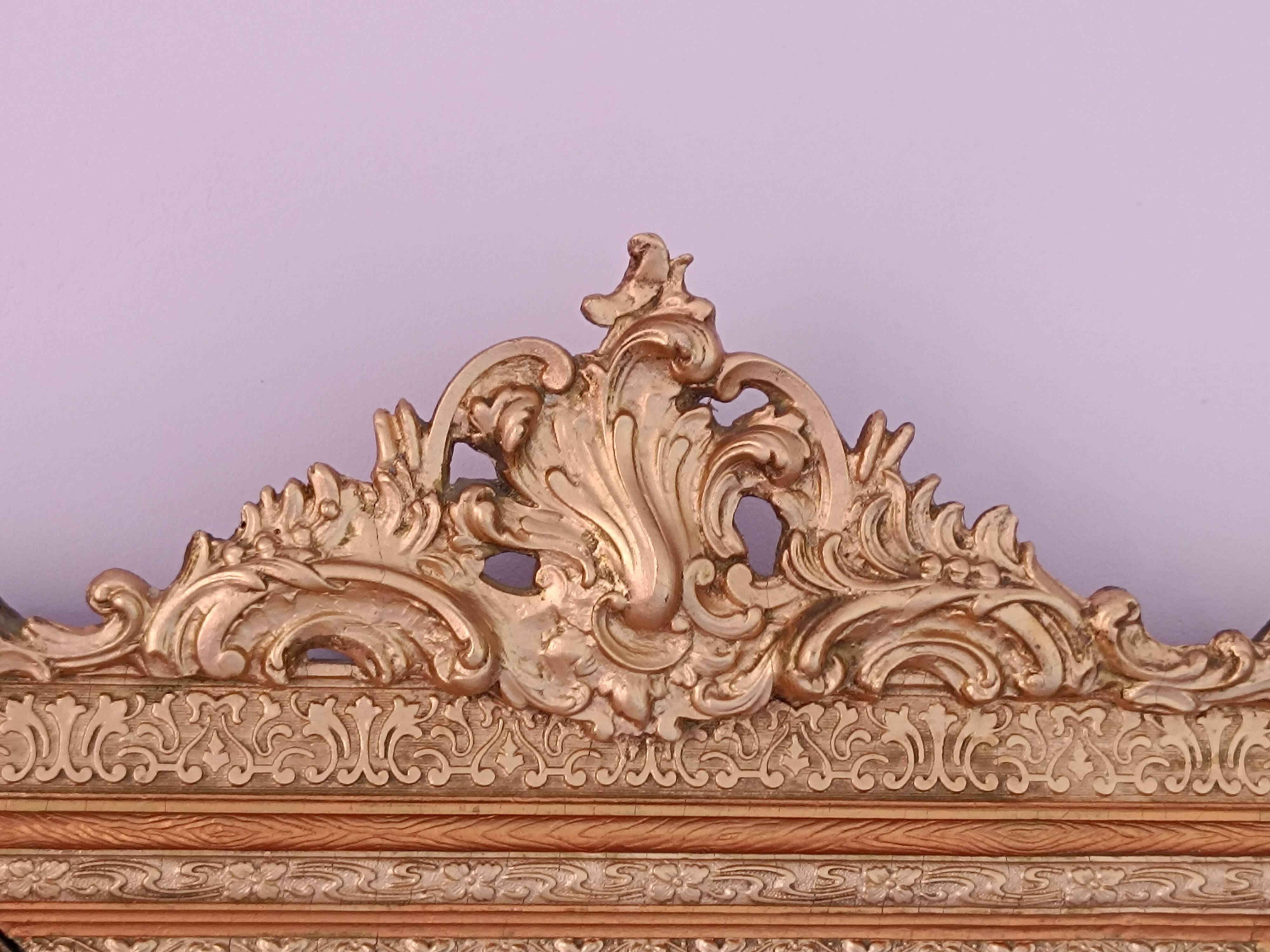 Miroir Napoléon III a riche ornementation dorée