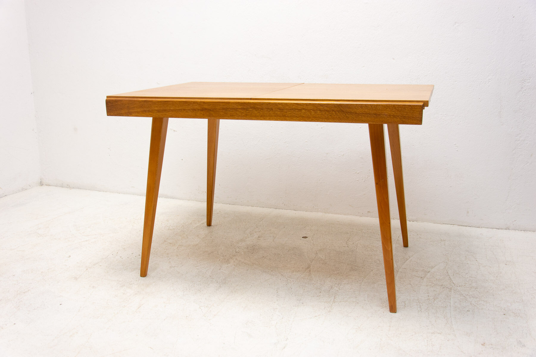 Table à manger pliante du milieu du siècle par František Jirák pour Tatra nábytok  années 1970