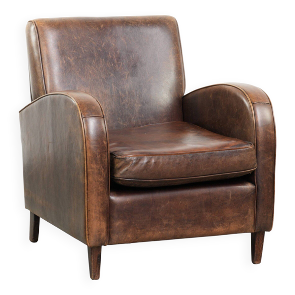 Fauteuil en peau de mouton au design intemporel et aux couleurs chaudes magnifiques.