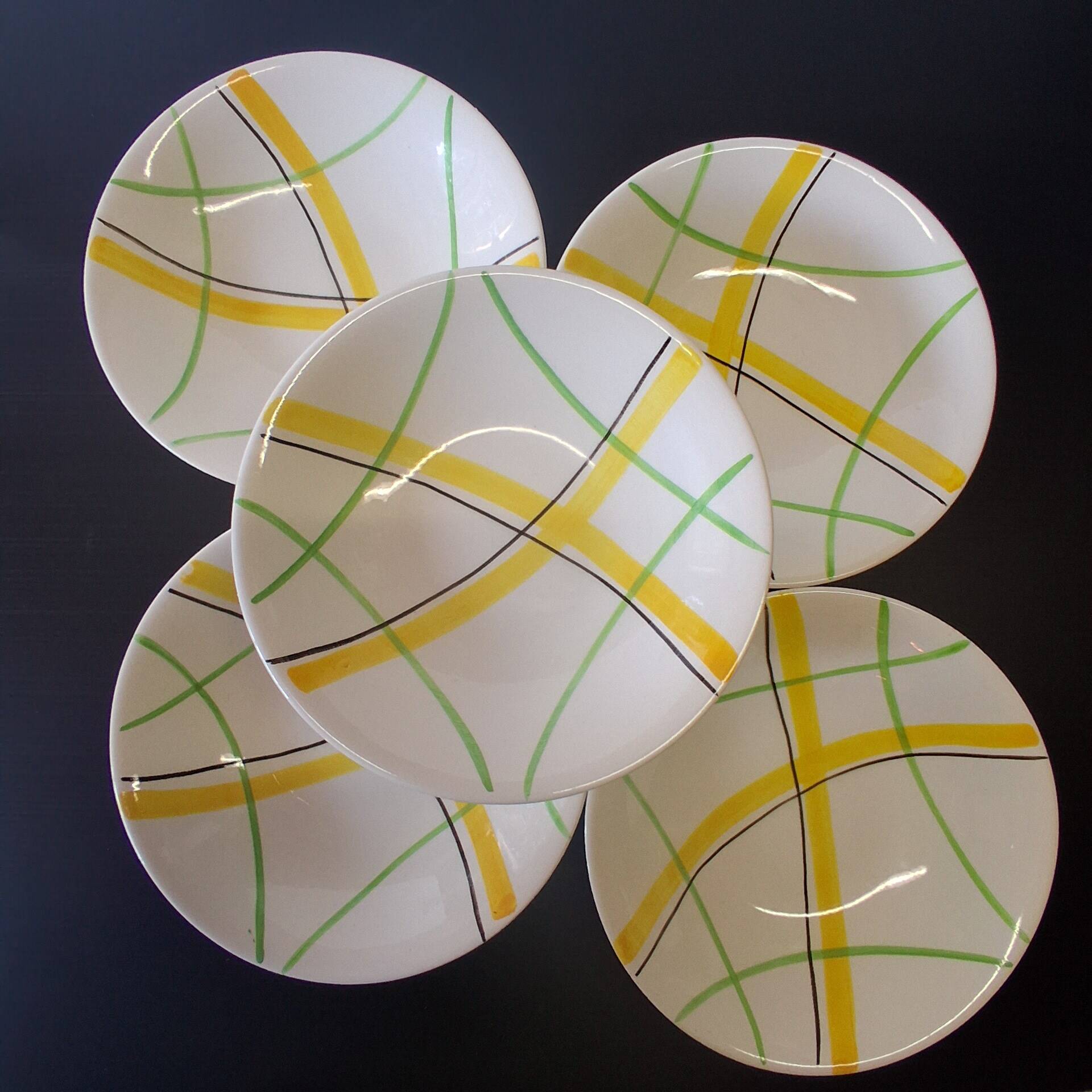 5 deep plates from Gien model "Sarabande" in good condition.