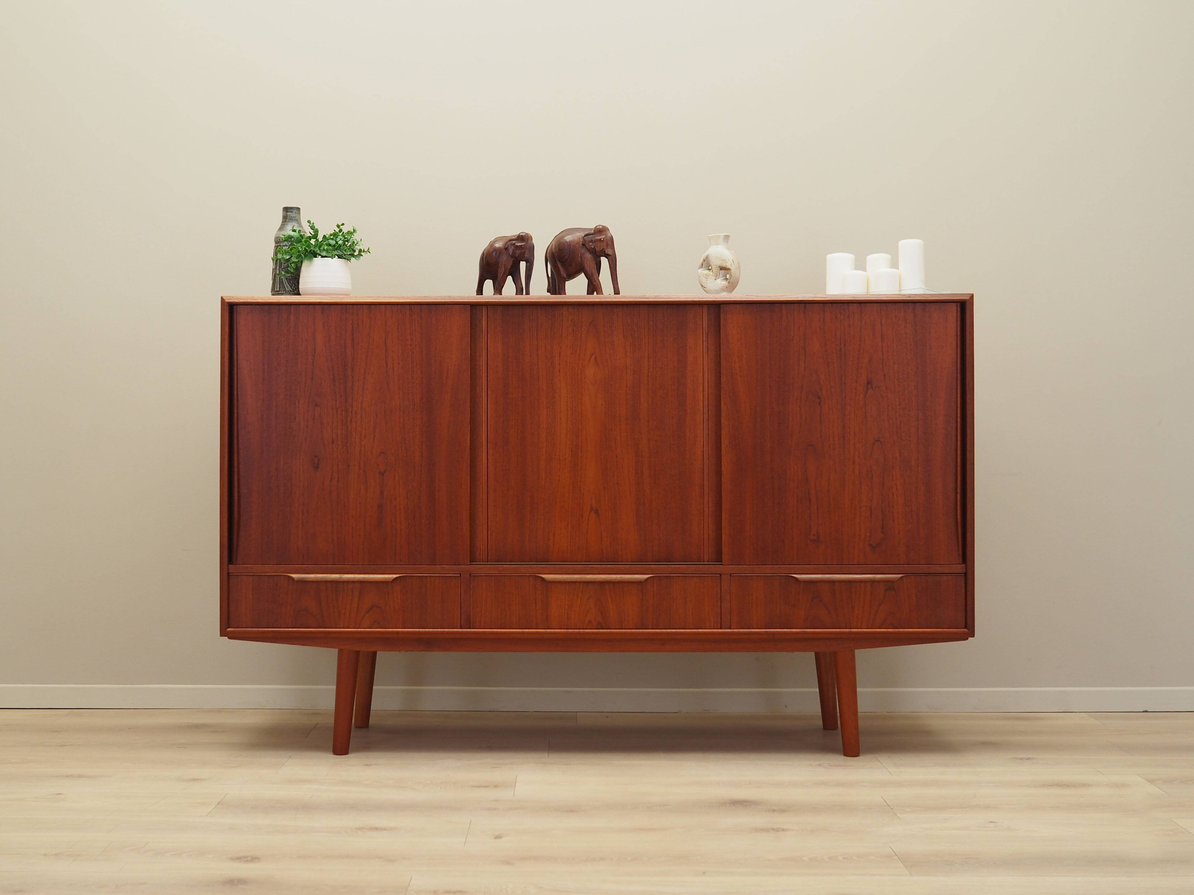 Buffet haut en teck, design danois, années 1970, production : Danemark