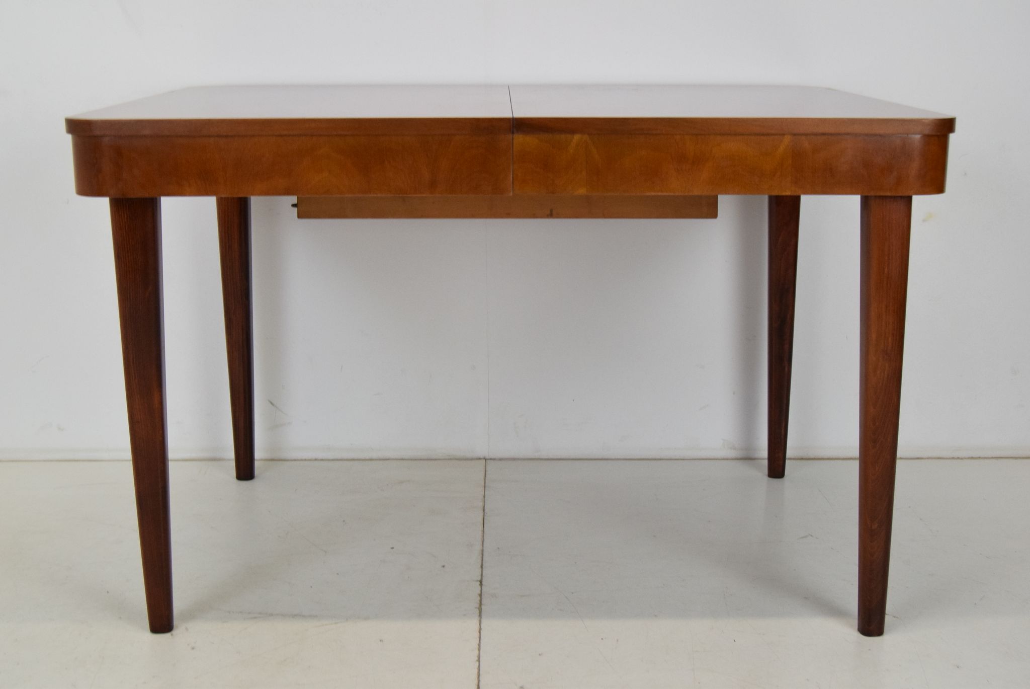Table à manger extensible Art déco, conçue par Jindrich Halabala, années 1940.