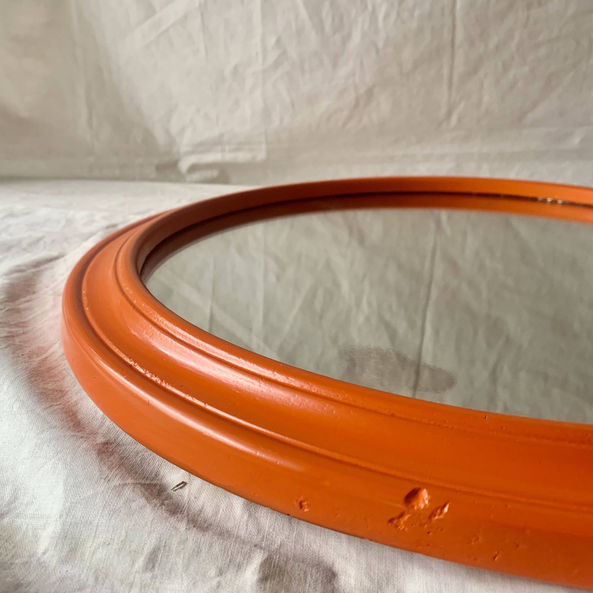 Vintage round wall mirror in orange painted wood - diameter: 48 cm