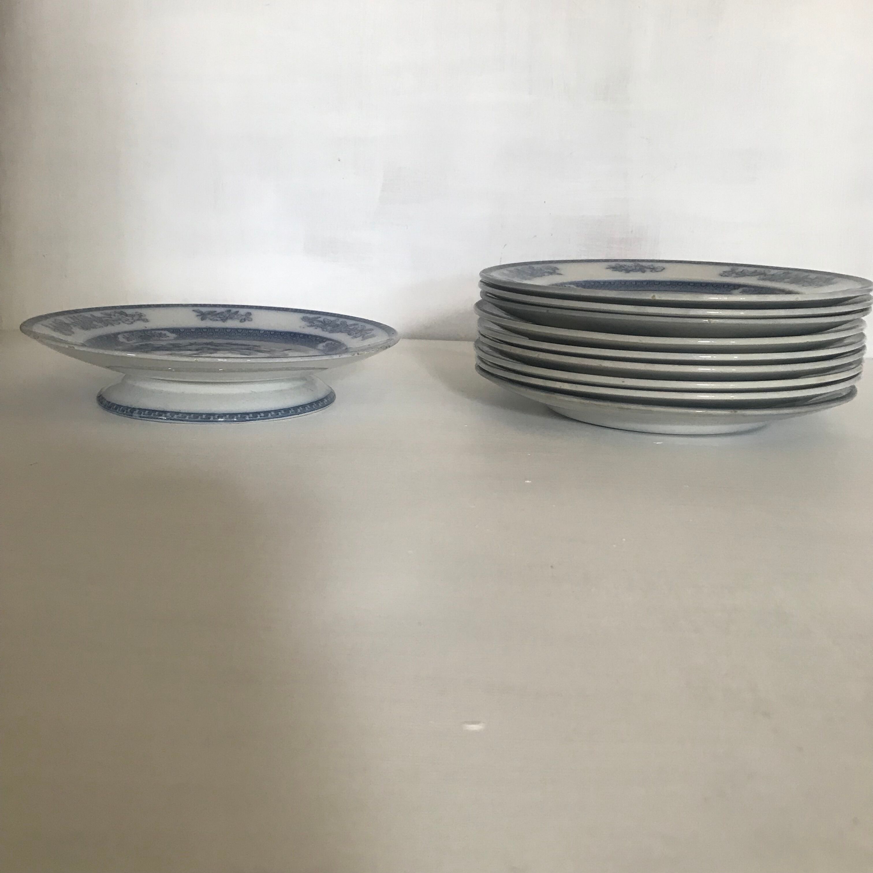 Assiettes et plat à gateaux