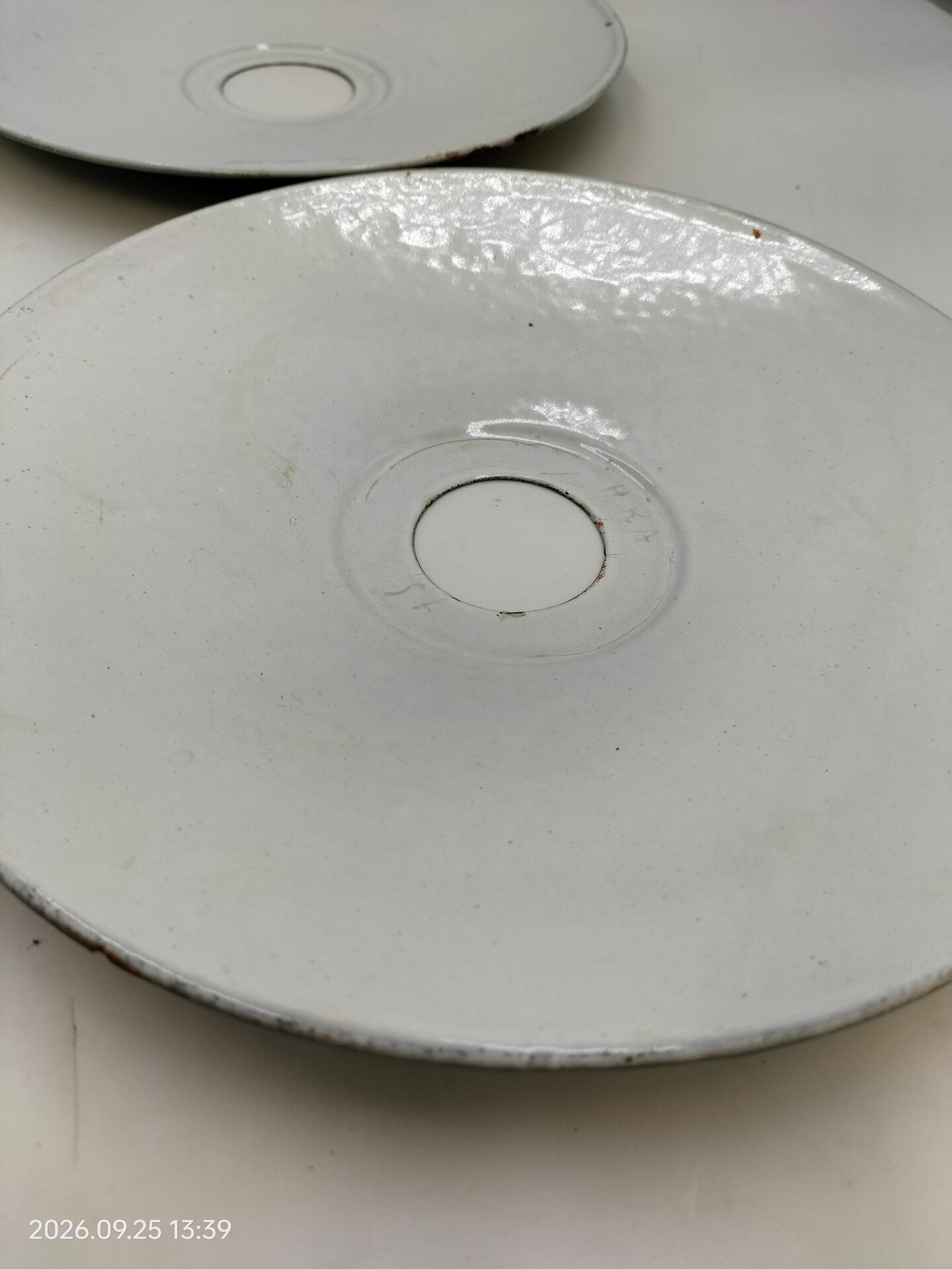 Enamelled sheet metal lampshade