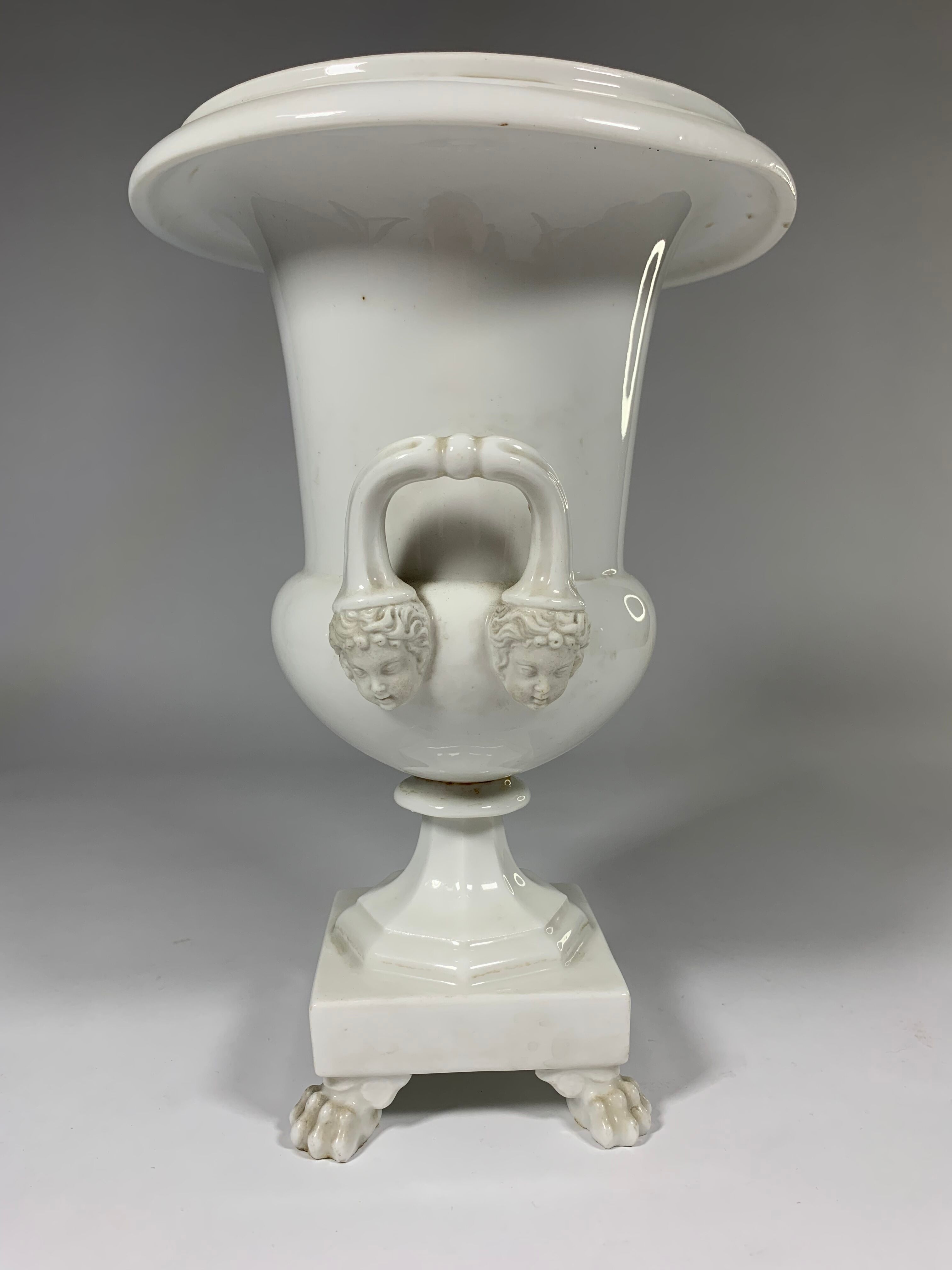 Vase de style Médicis en porcelaine de Paris blanche de la fin 19ème siècle