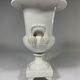 Vase de style Médicis en porcelaine de Paris blanche de la fin 19ème siècle