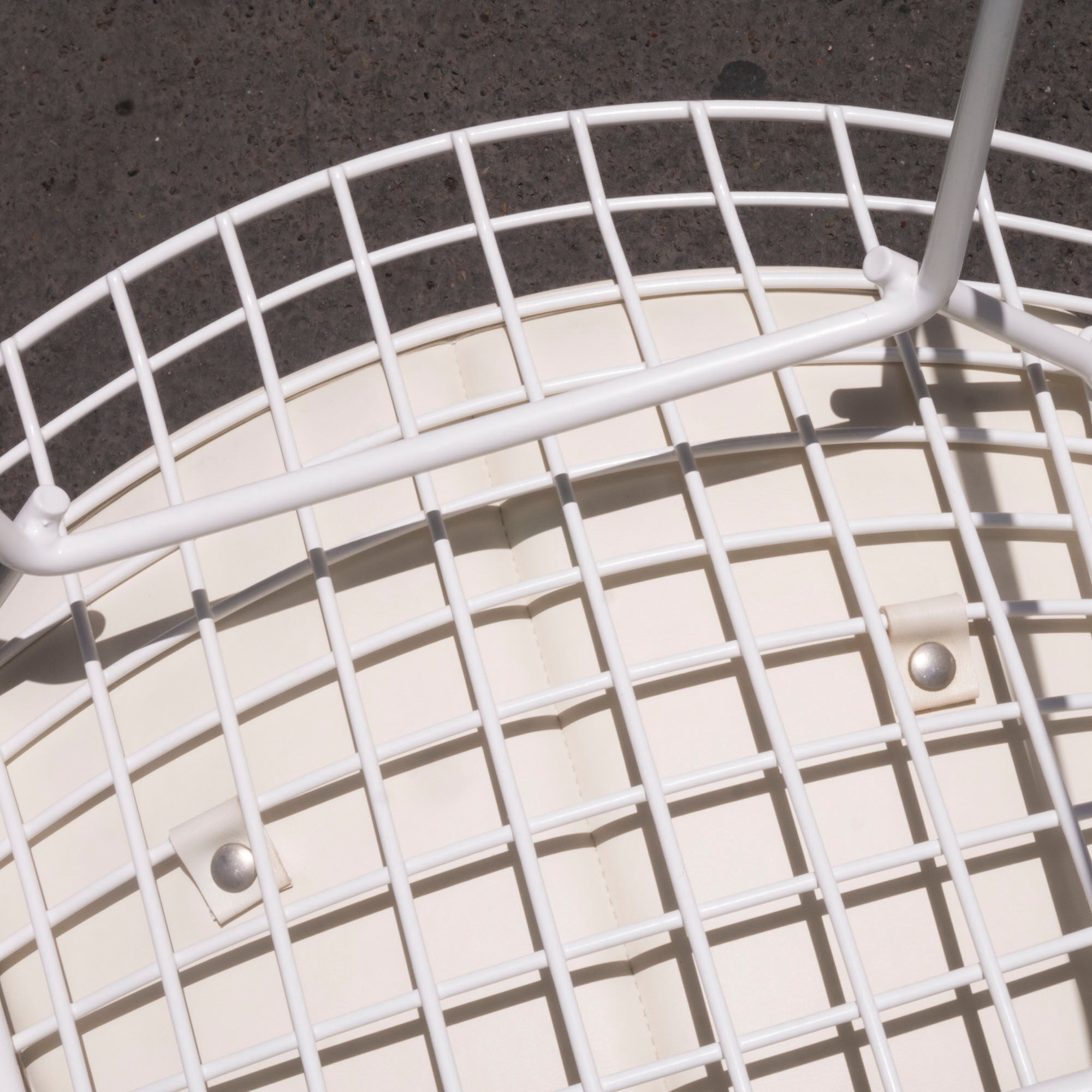 White Wire chair with original cake by Harry Bertoia - Knoll - Vintage