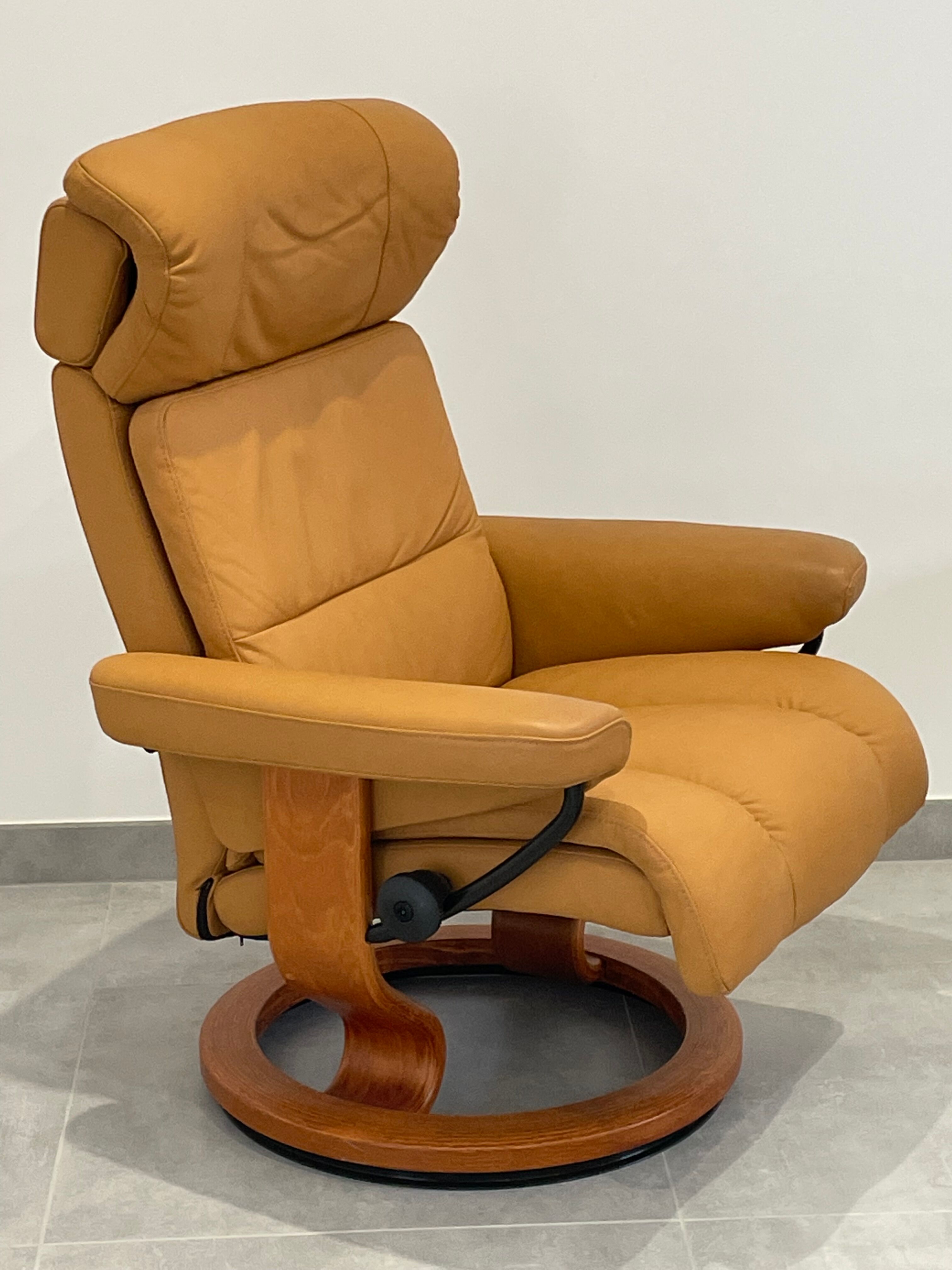 Ekornes chaise longue armchair in Norwegian Scandinavian leather, Chamois