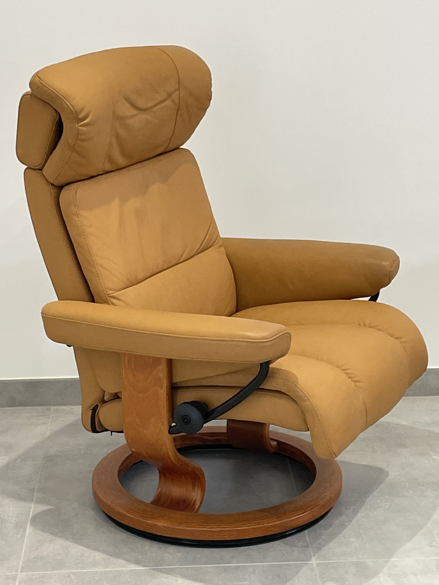 Ekornes chaise longue armchair in Norwegian Scandinavian leather, Chamois