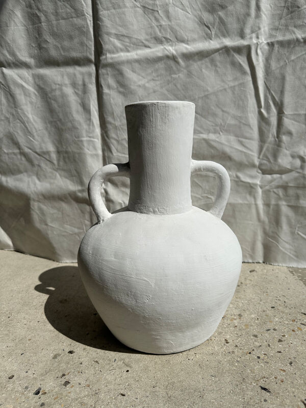 Vase artisanal en terracotta peint en blanc à double anses h:40 d:30