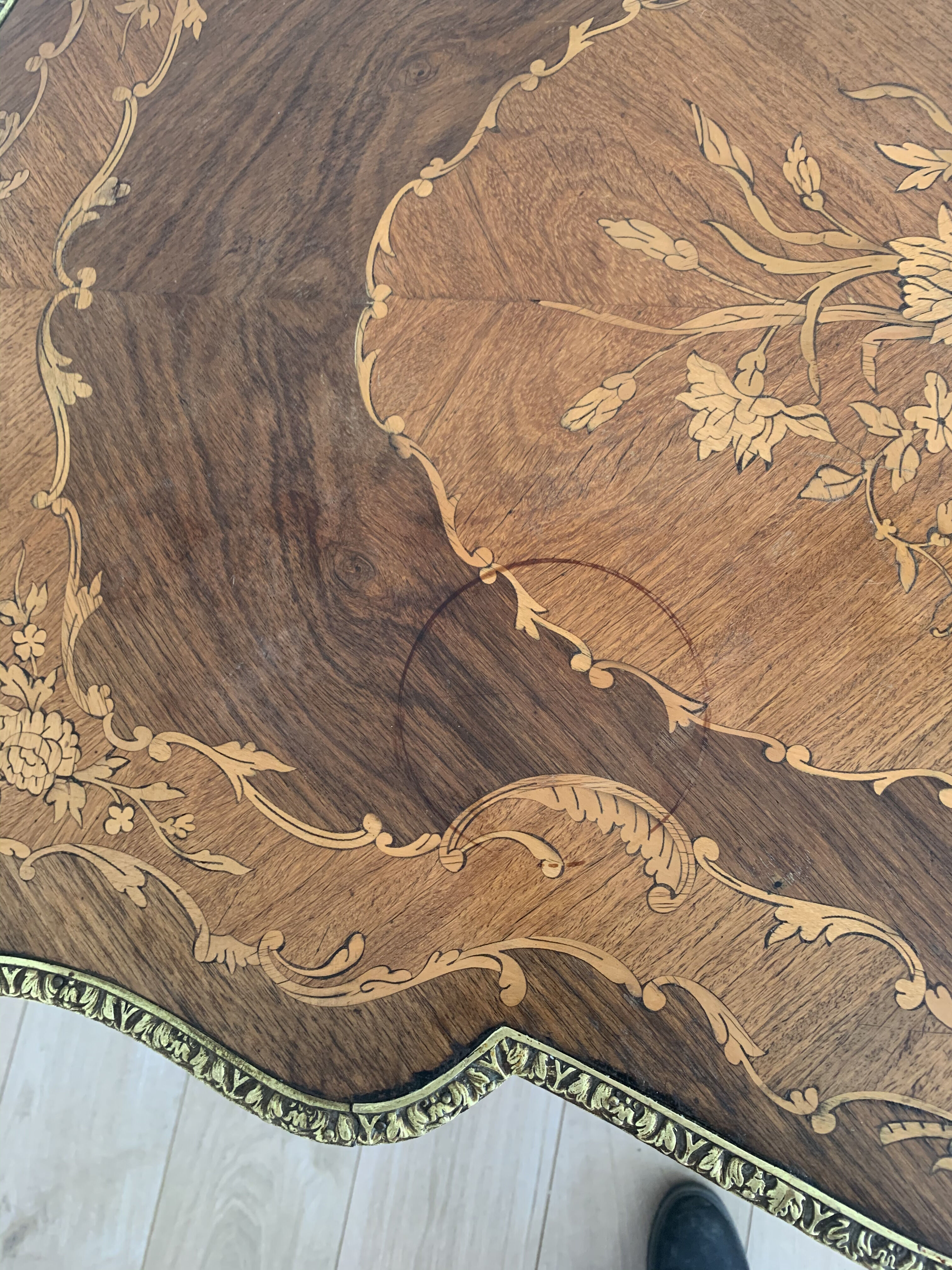 Table d'appoint vintage bois marqueté et laiton