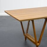 Table basse des années 50, noyer, pieds en V, restaurée