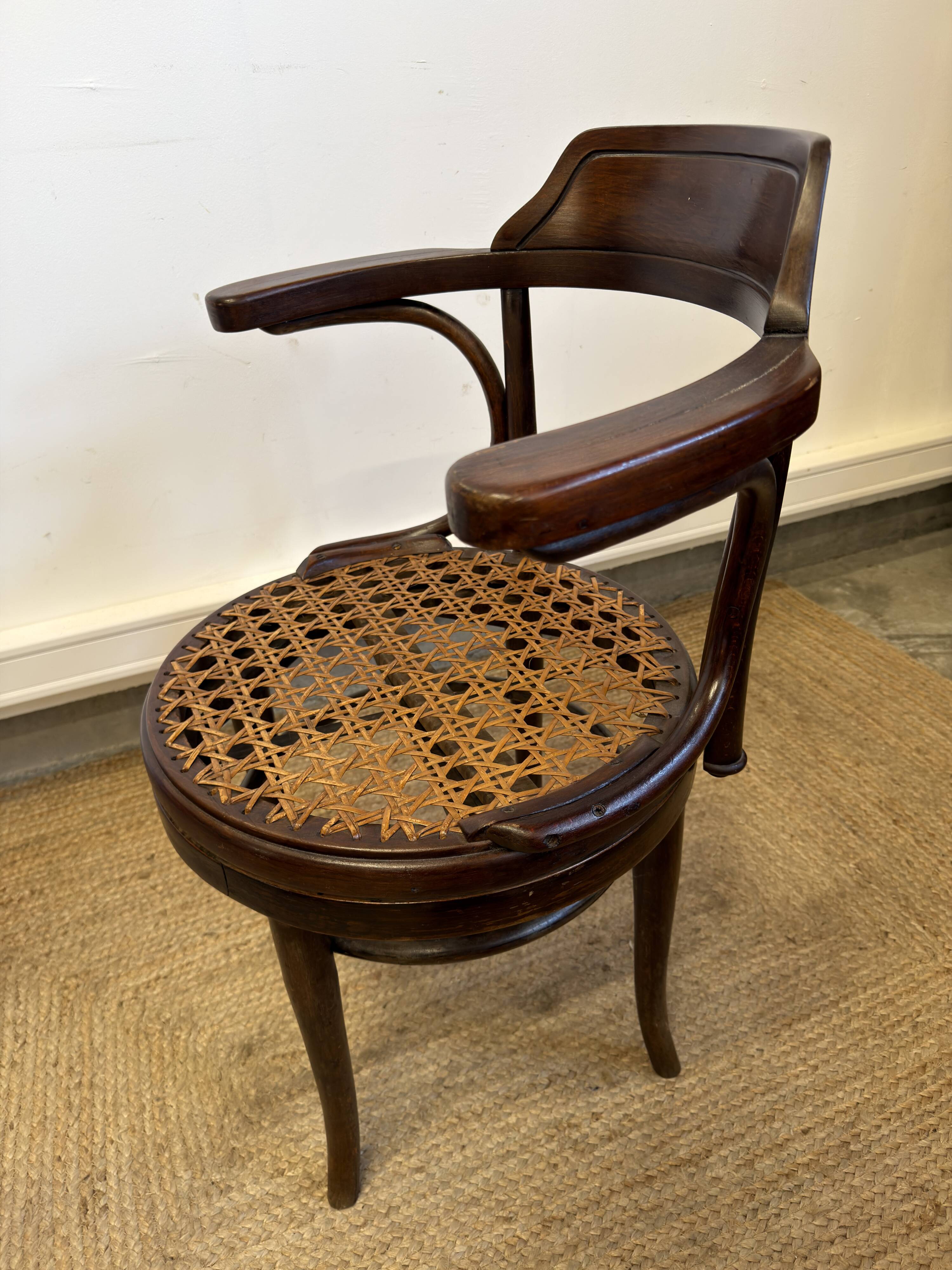 Fauteuil de bureau pivotant Thonet  en bois courbé et cannage – début XXe