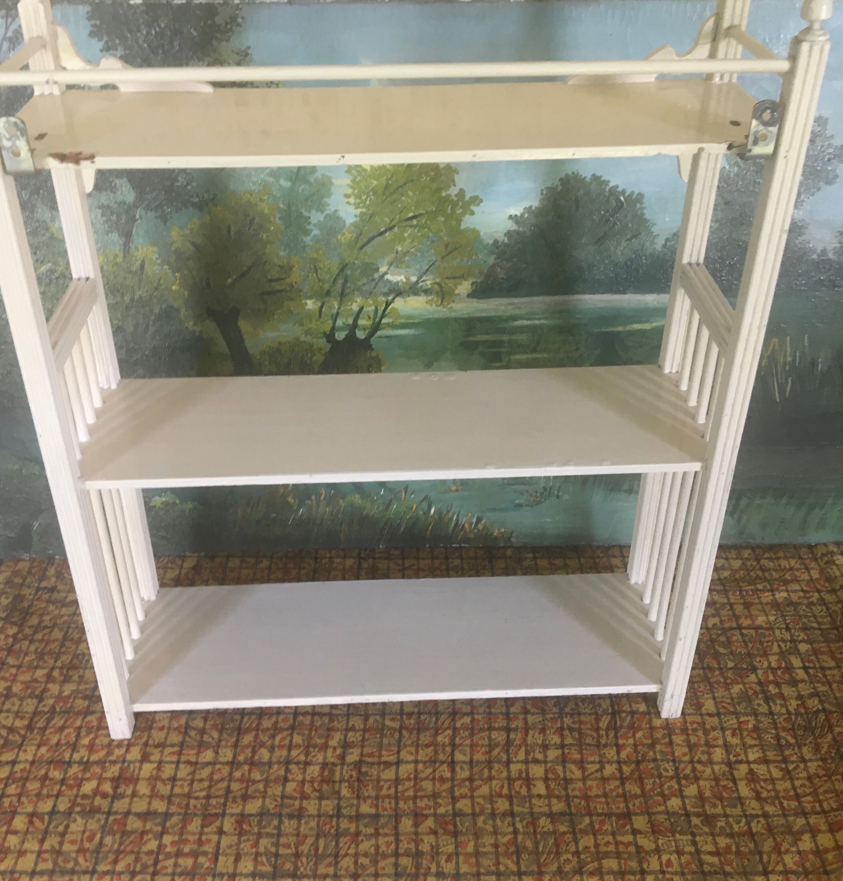 Wall-mounted shelf cabinet to hang