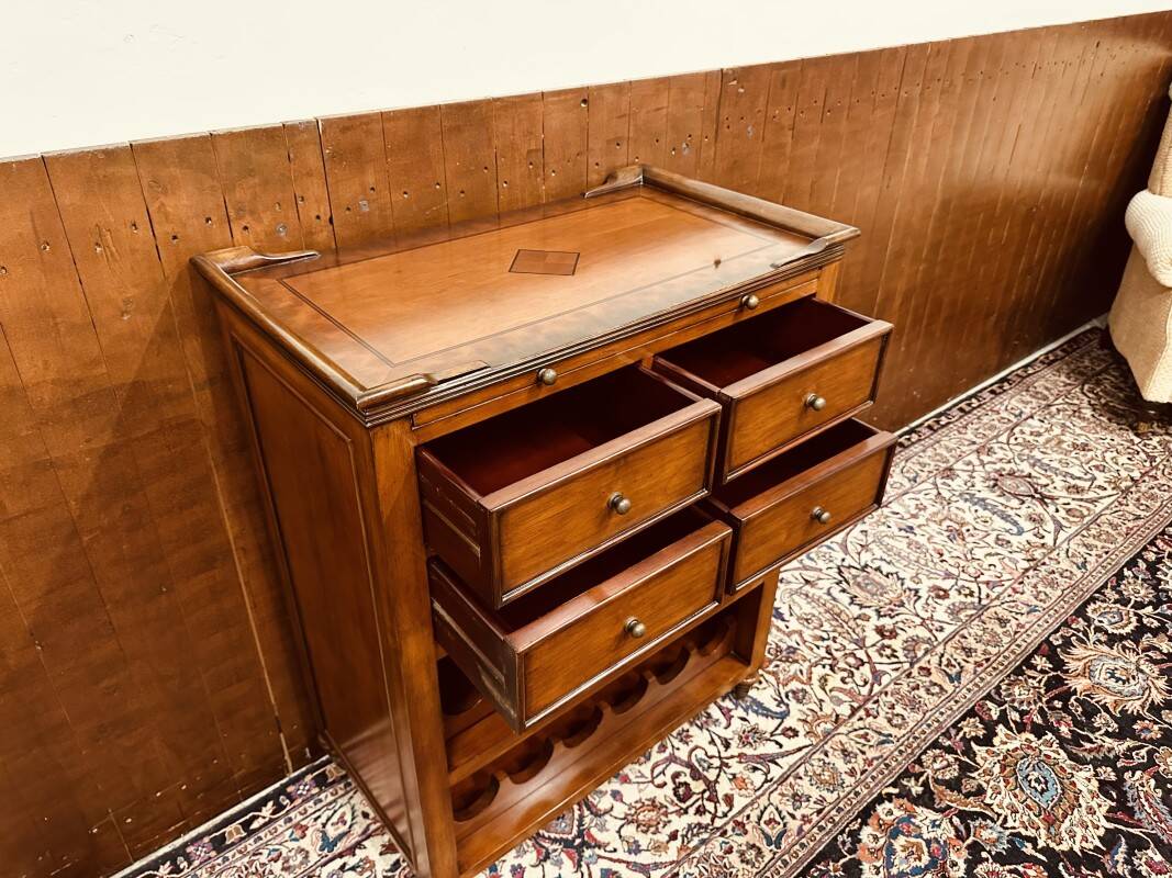 Armoire à vin anglaise classique