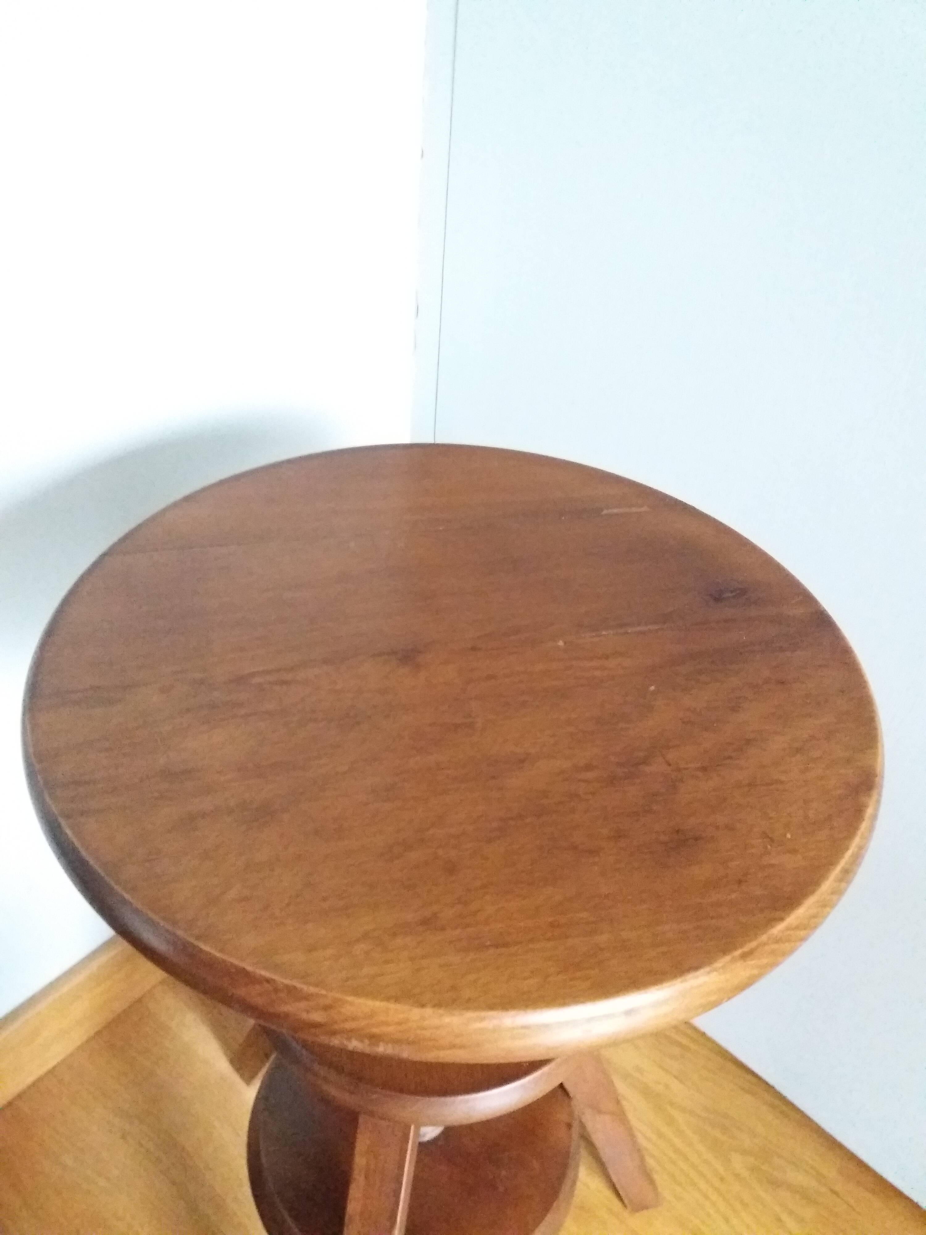 Adjustable screw tripod stool