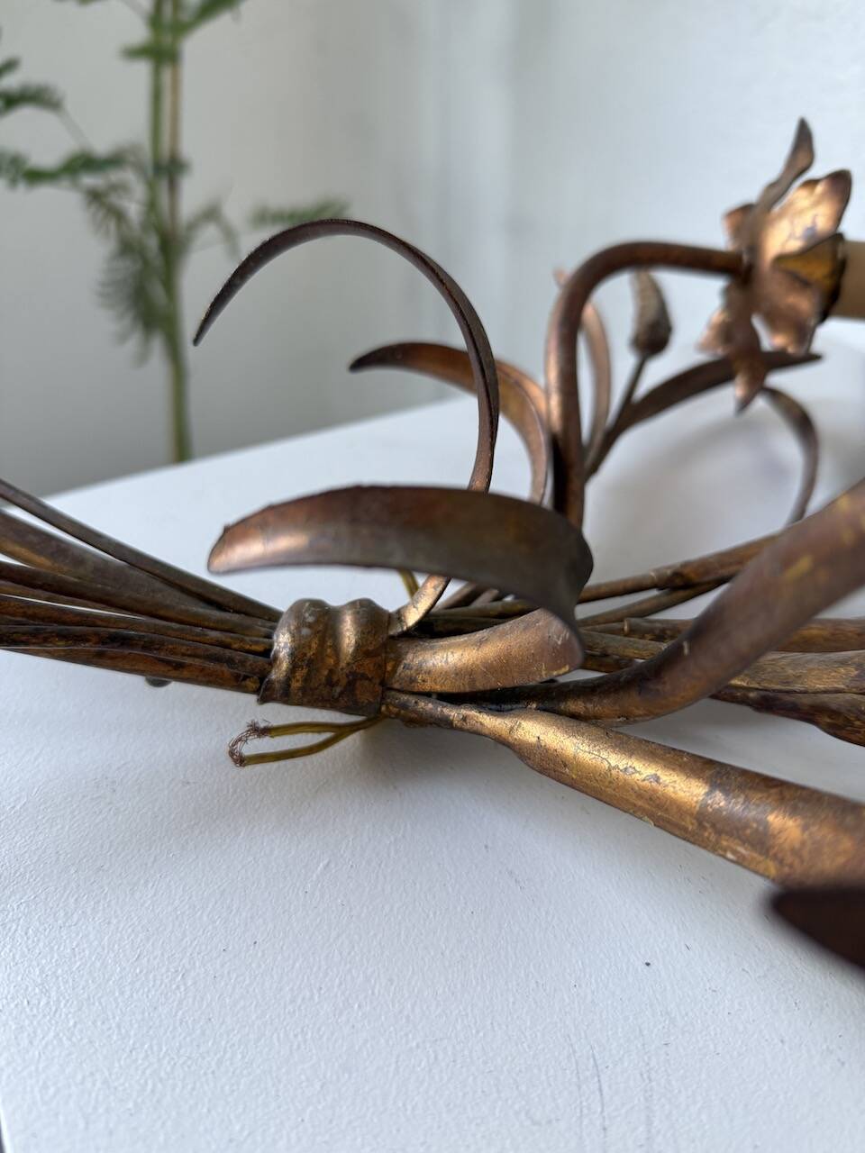 “Ear” wall light in gilded brass