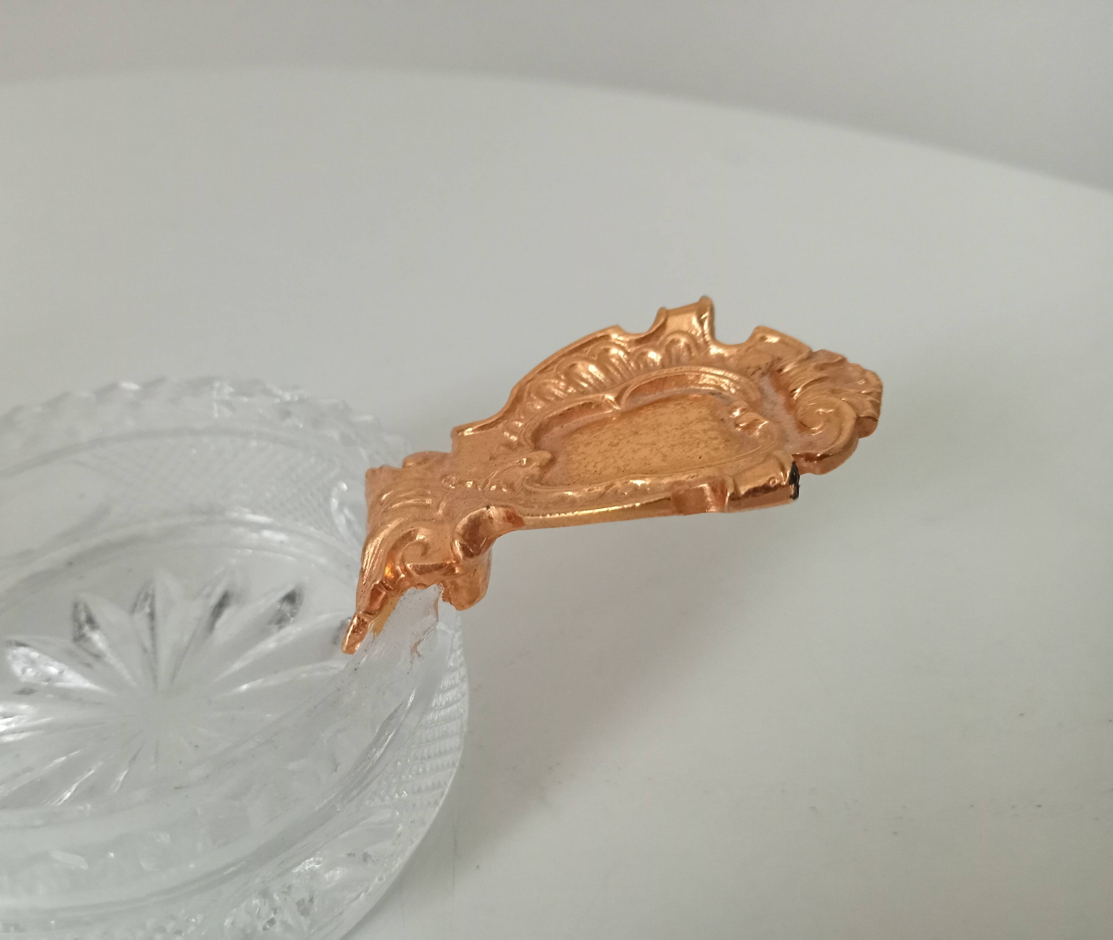 Individual ashtray in molded glass and gold aluminum