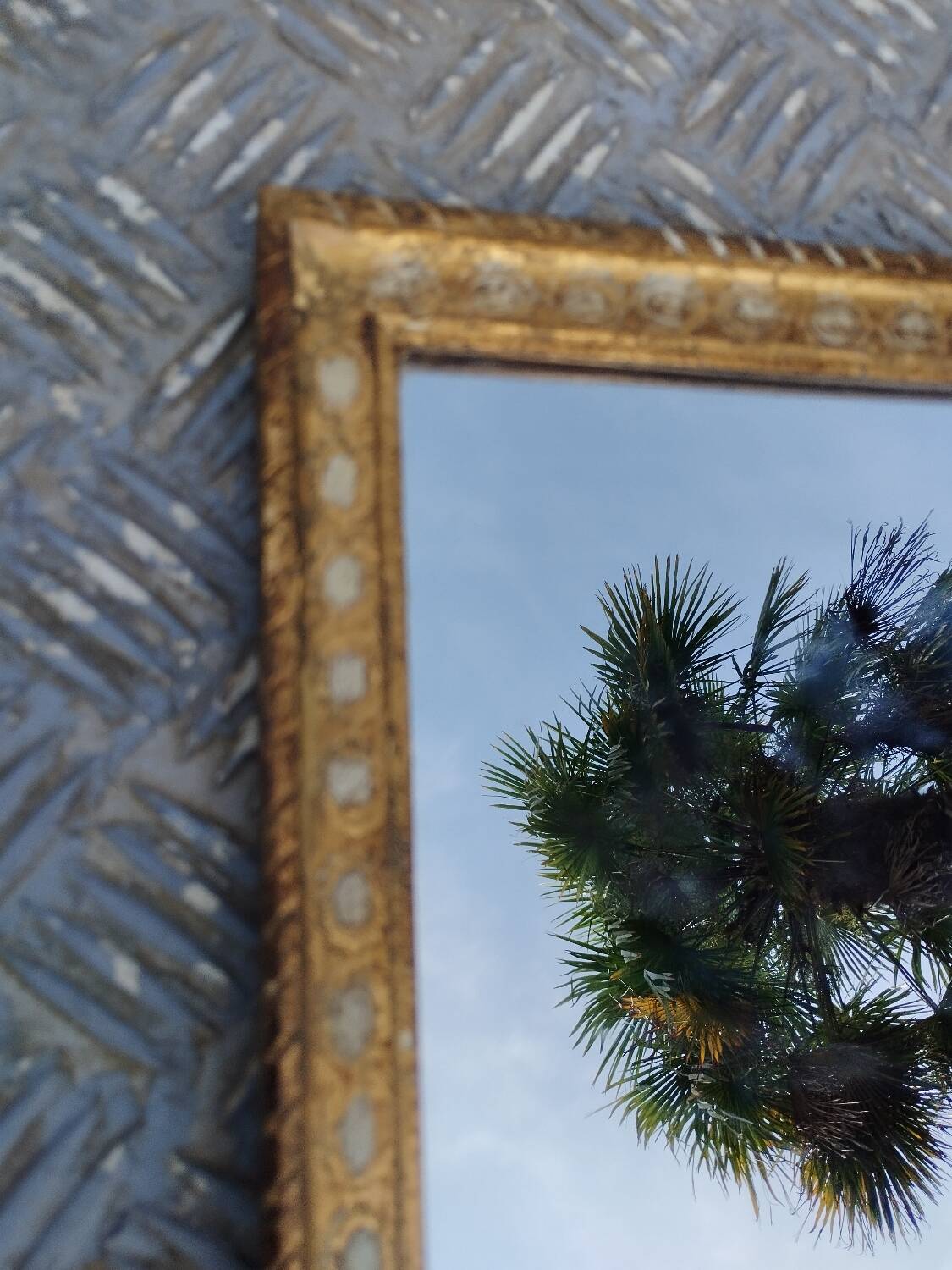 Antique Venetian mirror in gilded wood